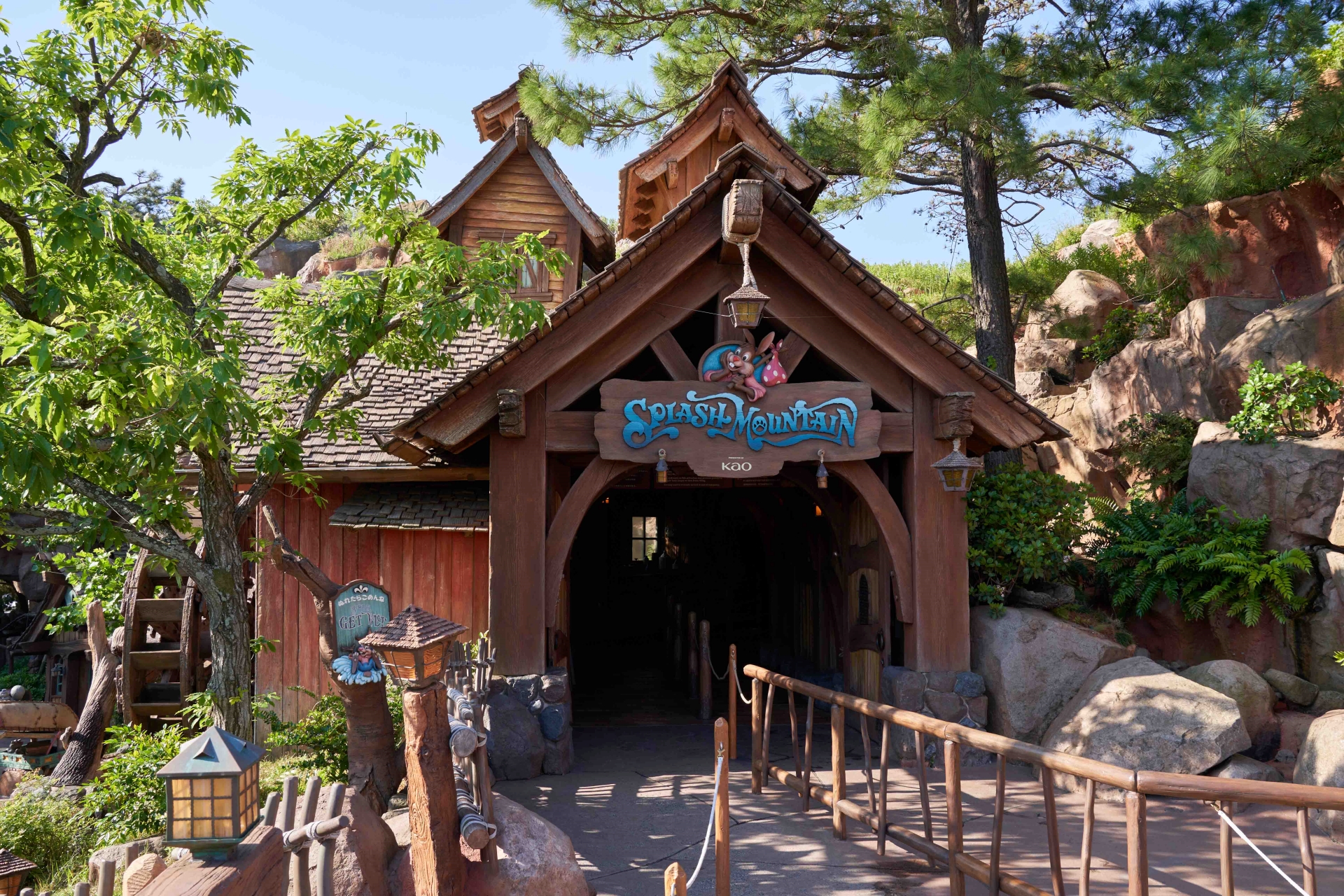 待機列は水車小屋のなかへ入るように続いている