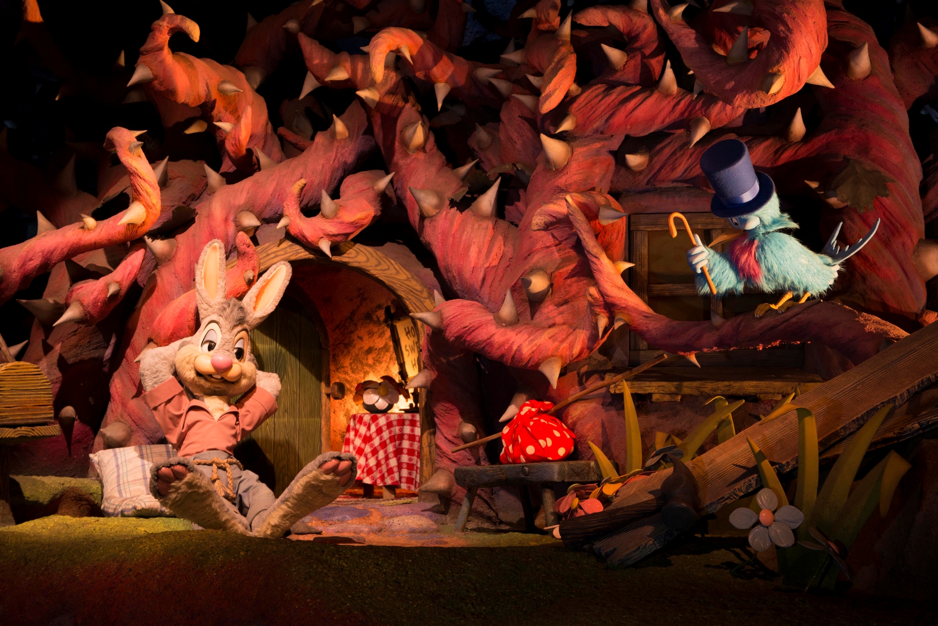 左がうさぎどん。「笑いの国」を目指して家を旅立つ