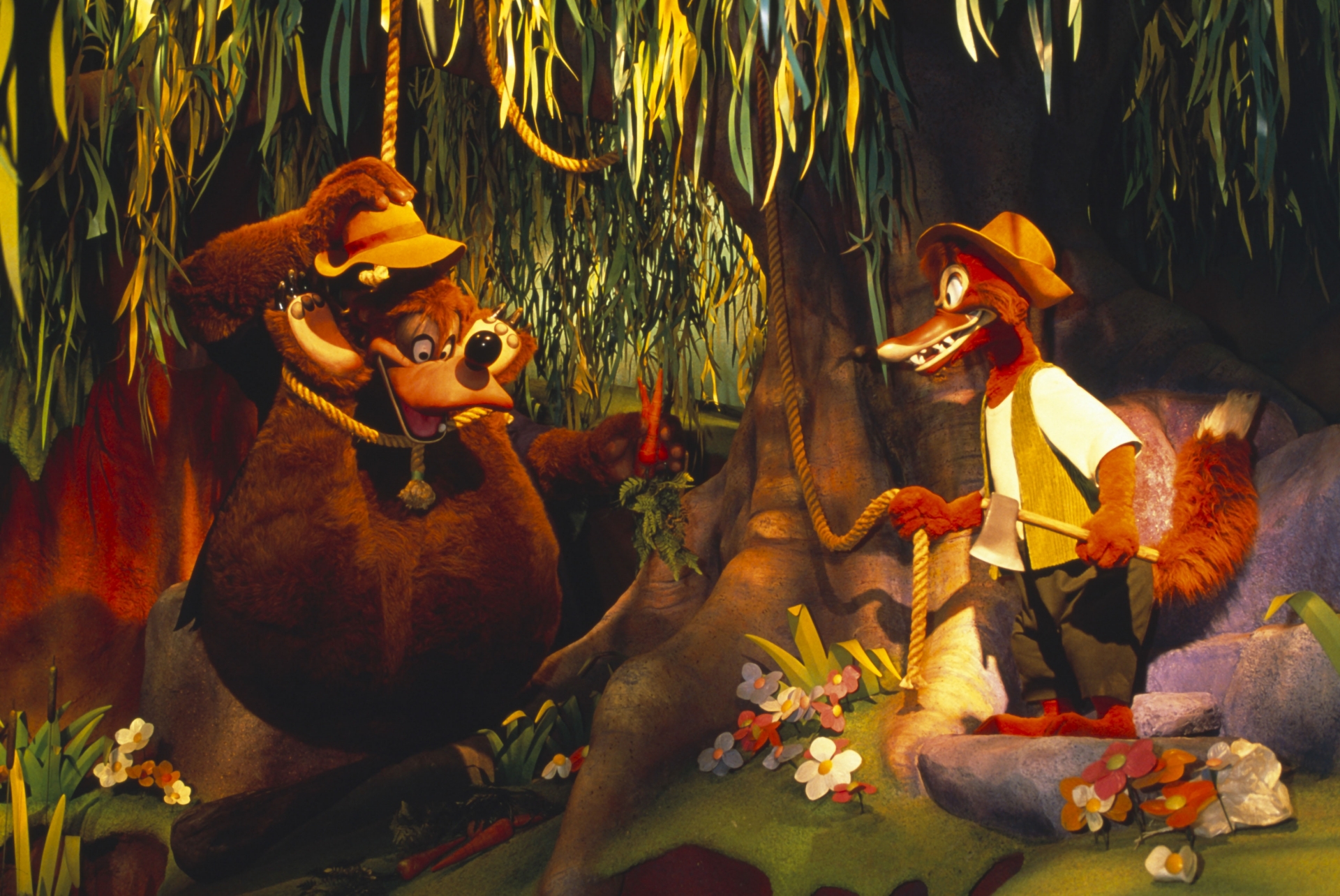 左からくまどん、きつねどん。うさぎどんを捕まるため様々な罠を仕掛けるが、いつも逃げられてしまう