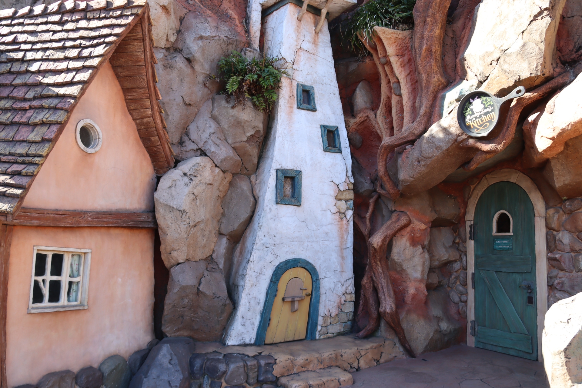 エリアを歩いていると、様々な「家」を見かける。形も大きさも様々で、どんな動物が暮らしているか、想像が掻き立てられる