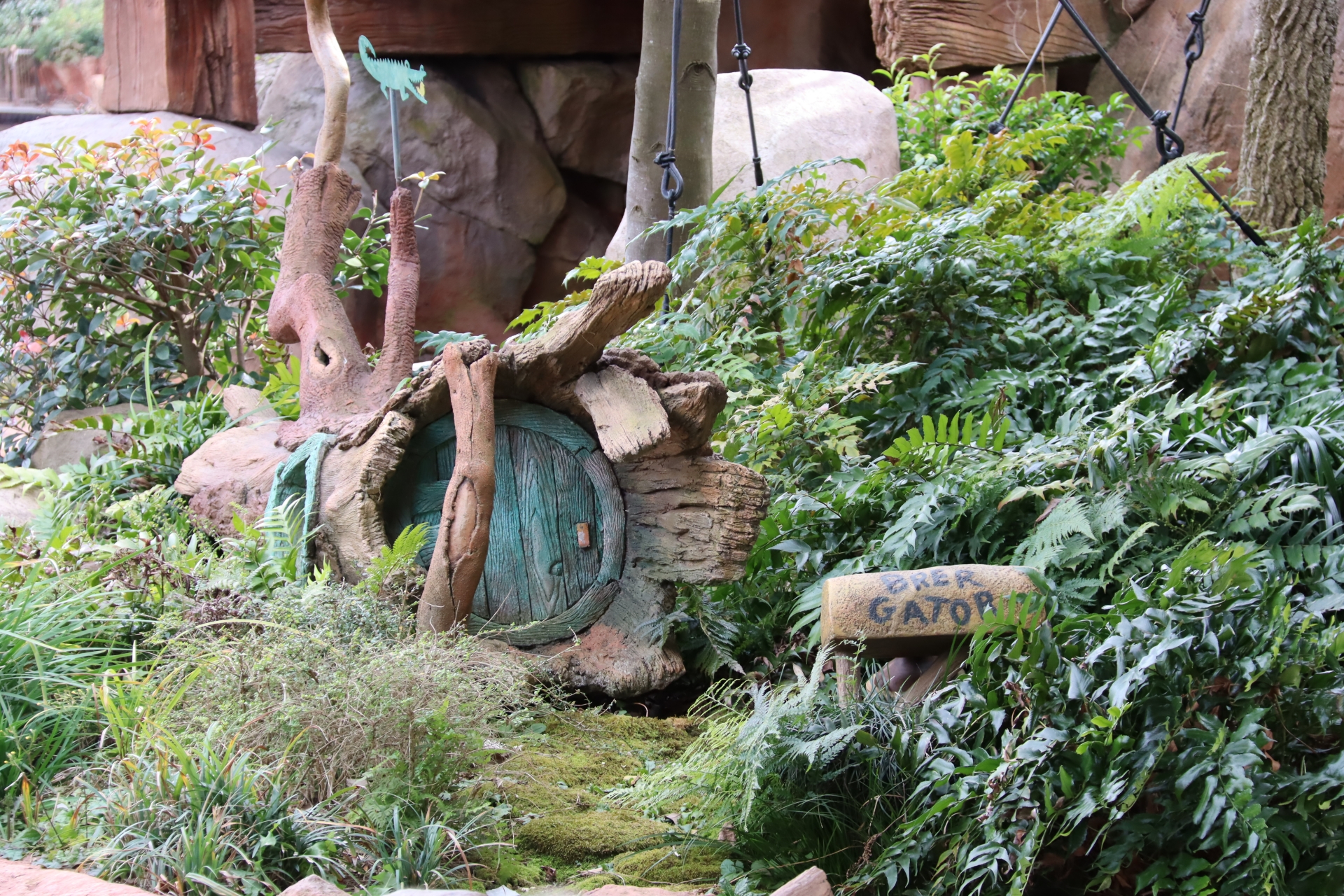 こちらはBrer Gator（わにどん？）の家。ラストシーンできつねどんの尻尾を噛んでいる