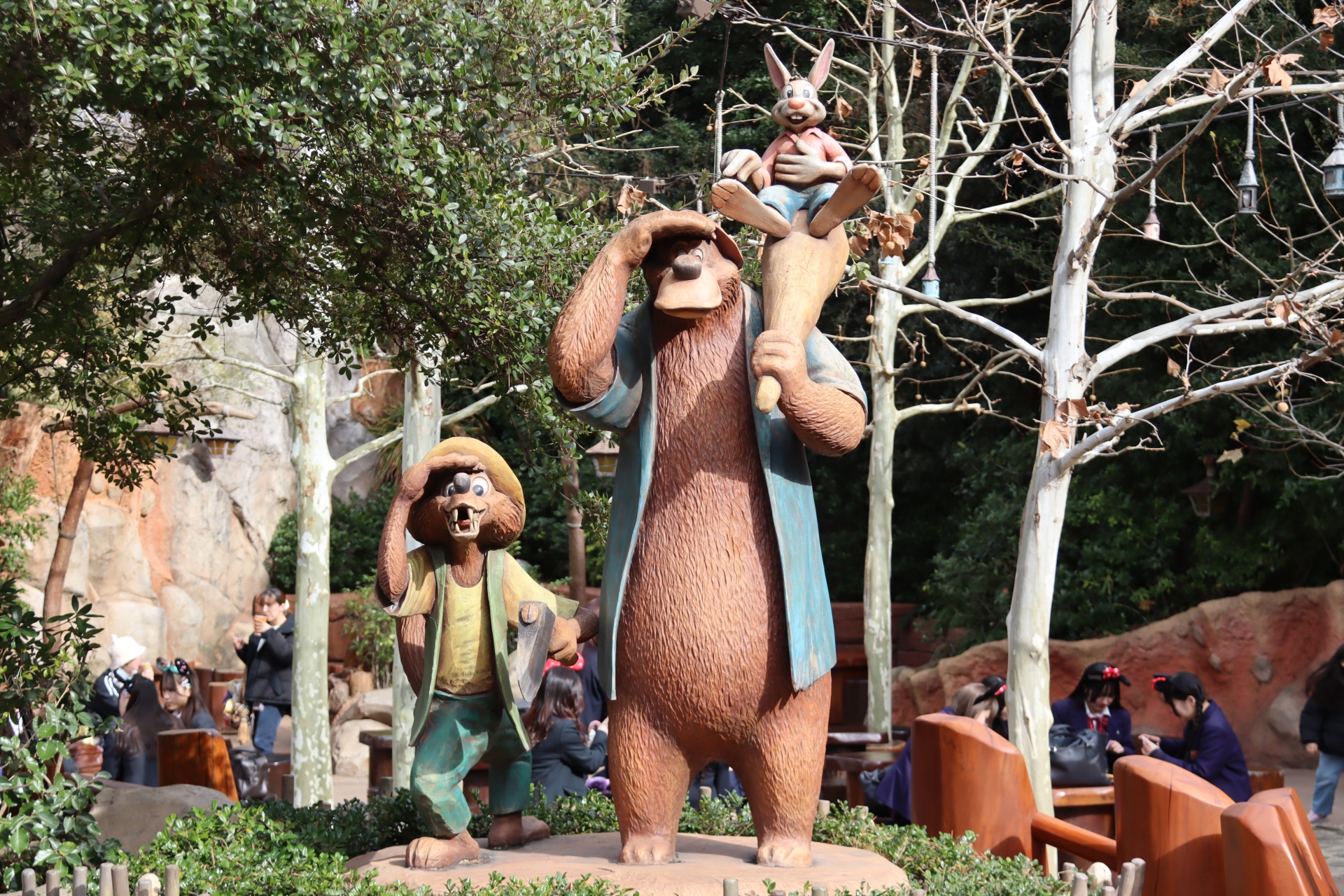 ちょこんとのっているうさぎどんがかわいい3人の像