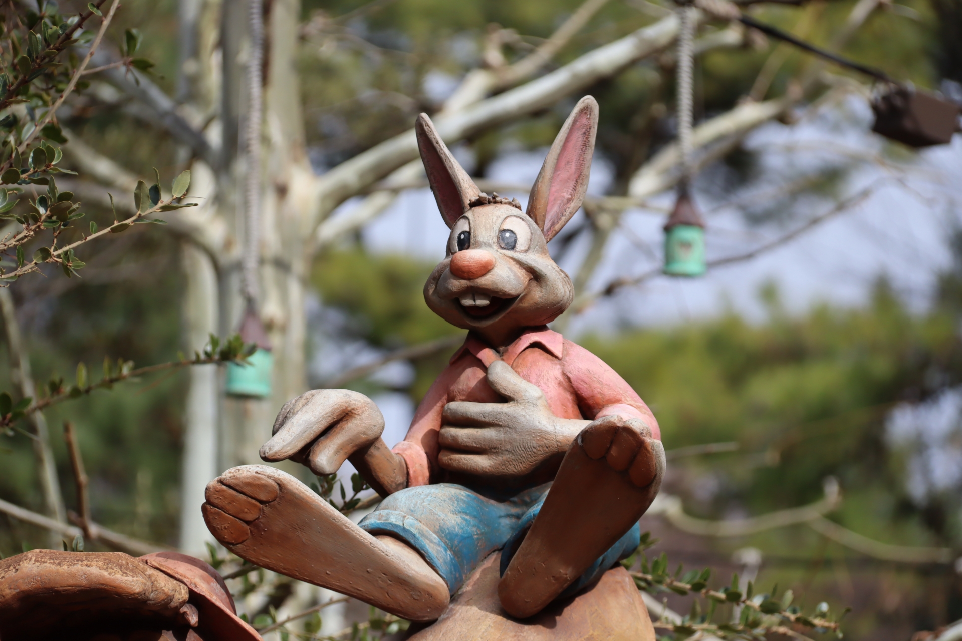 ちょこんとのっているうさぎどんがかわいい3人の像