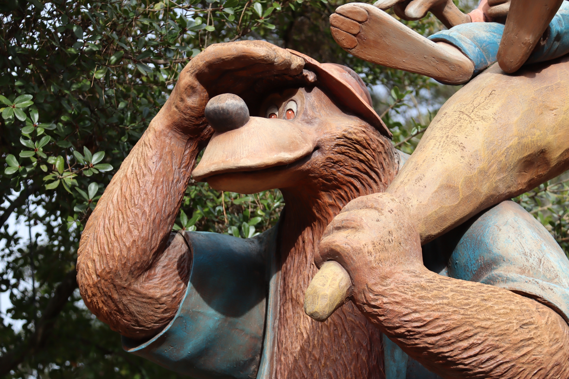 ちょこんとのっているうさぎどんがかわいい3人の像