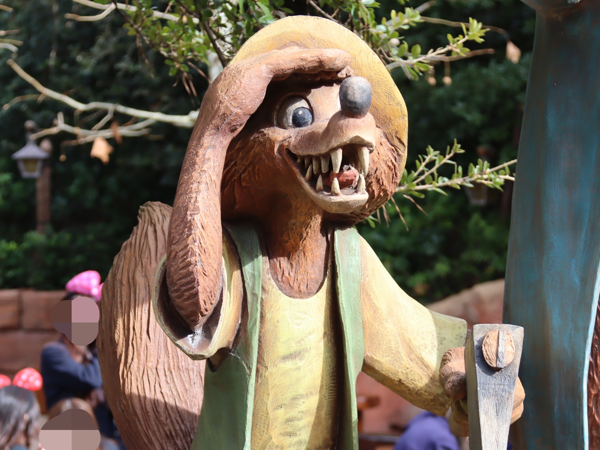 ちょこんとのっているうさぎどんがかわいい3人の像