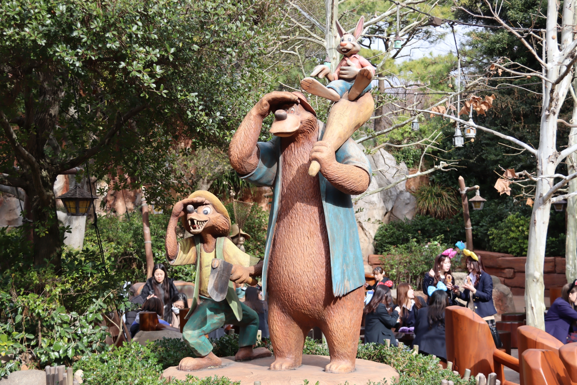 ちょこんとのっているうさぎどんがかわいい3人の像