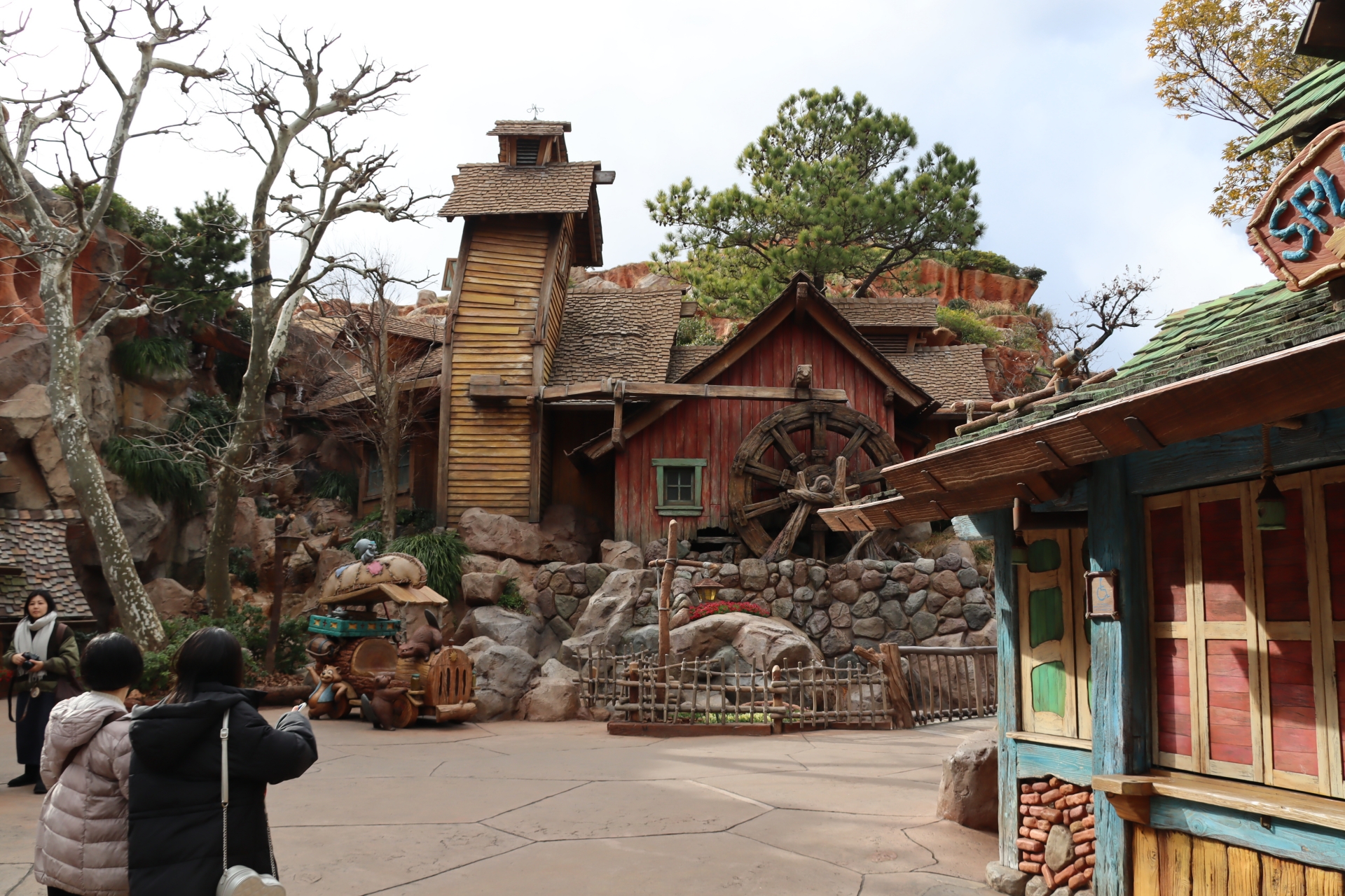 3人が見ている風景はこちら。水車小屋を見ているのだろうか
