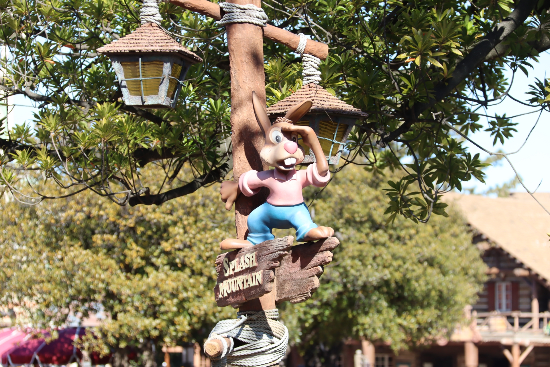 ちなみにうさぎどんについては、他にも姿を見られる。こちらは「クリッターカントリー」入口にいる案内板上のうさぎどん