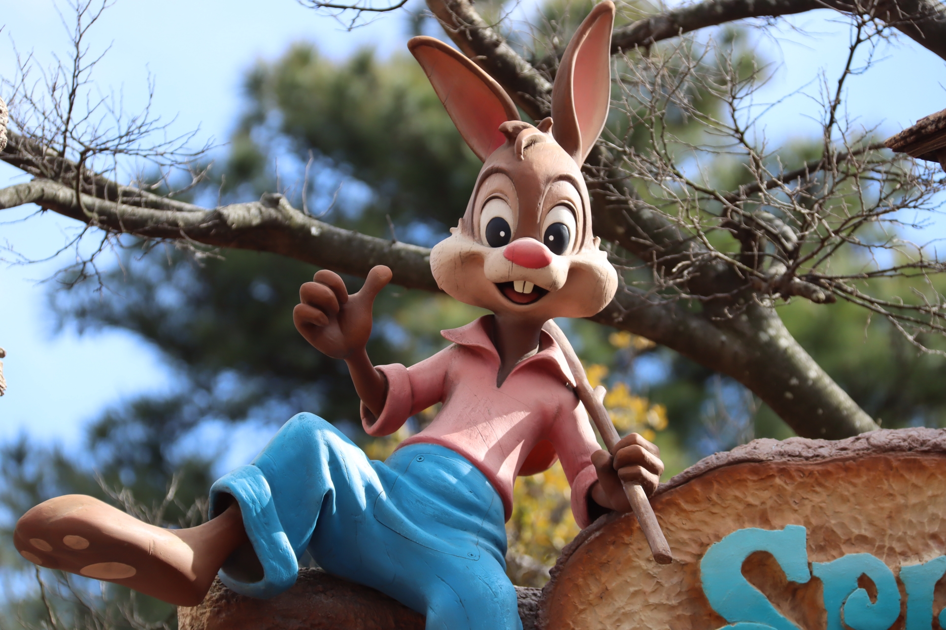 中でも個人的に最もイケてると思ううさぎどんはこちら。「スプラッシュ・マウンテン」待機列入口の看板横で見られる