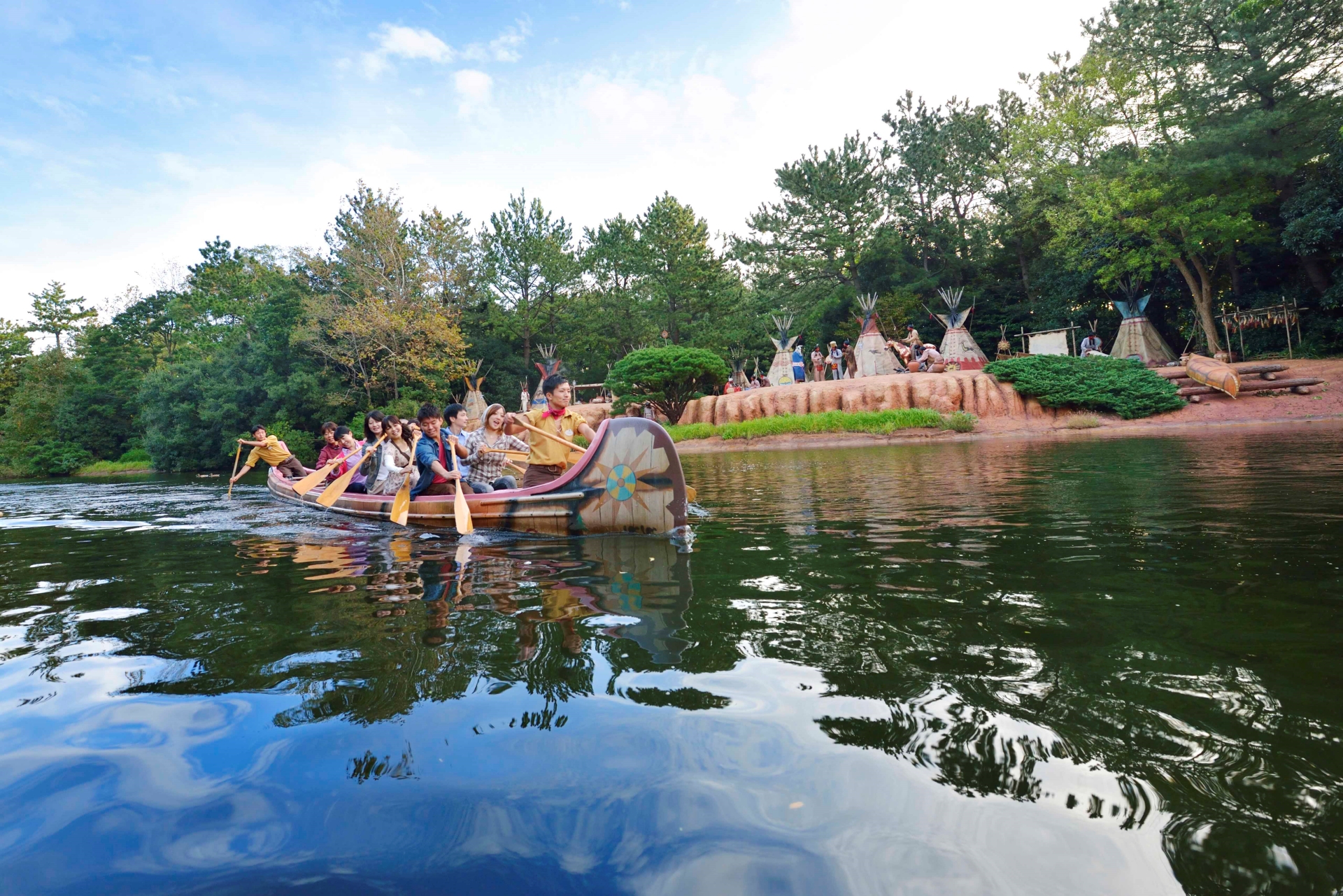 「ビーバーブラザーズのカヌー探険」はゲストが自らカヌーを漕ぐ。人間の力だけで河を一周するという、現代ではむしろ貴重な体験ができる