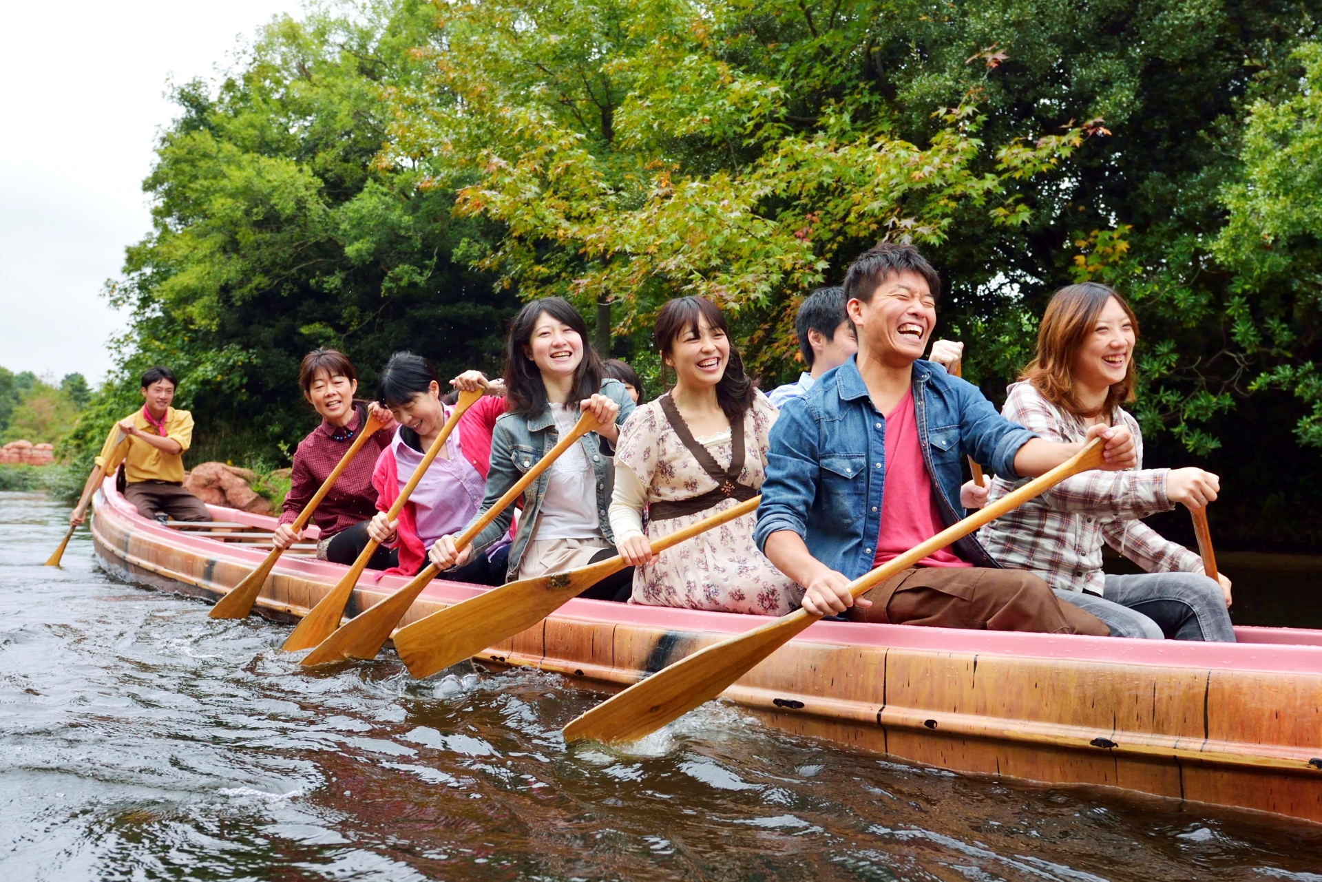 「ビーバーブラザーズのカヌー探険」はゲストが自らカヌーを漕ぐ。人間の力だけで河を一周するという、現代ではむしろ貴重な体験ができる
