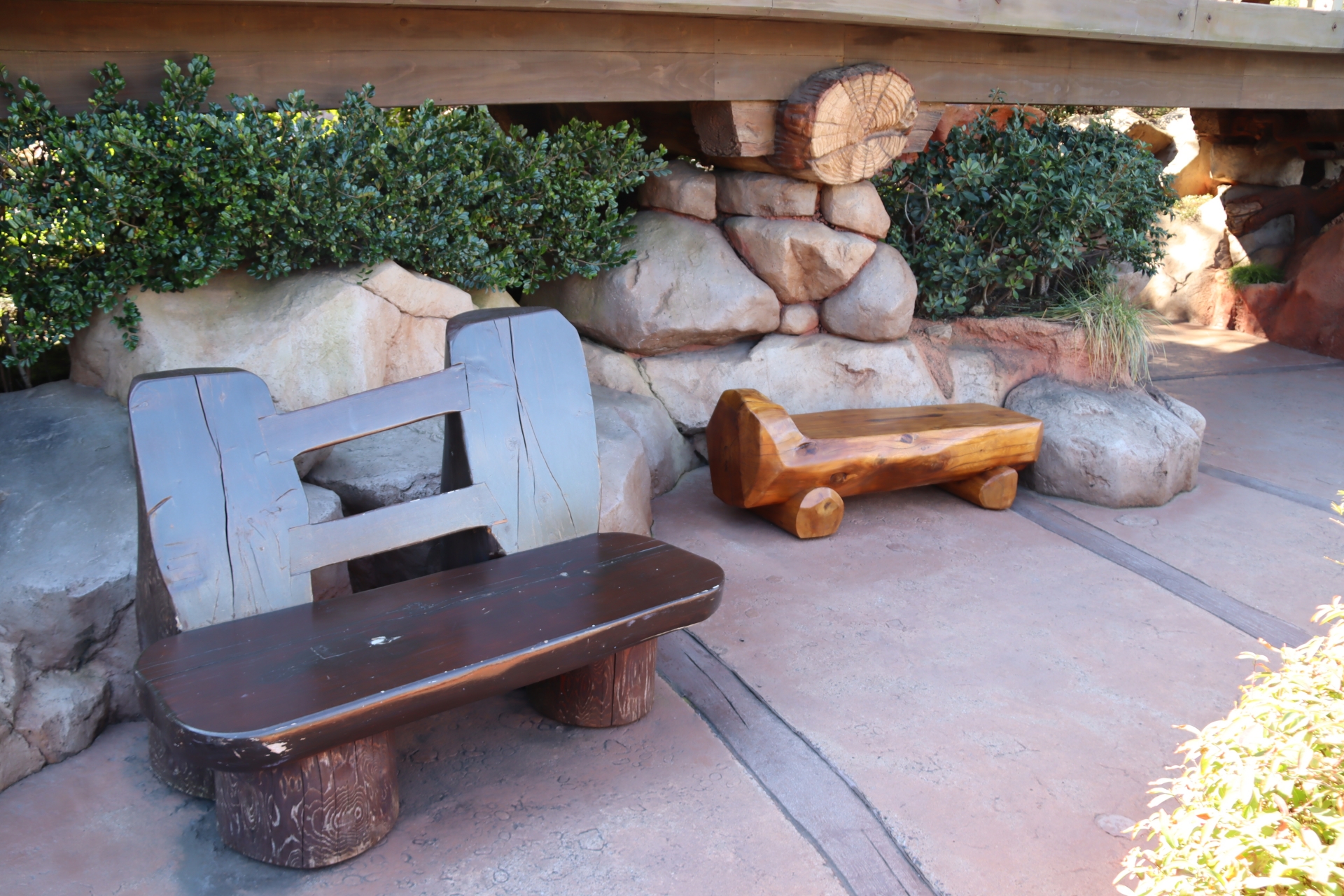 「ビーバーブラザーズのカヌー探険」へと続く道にはベンチがある。座ってみると……