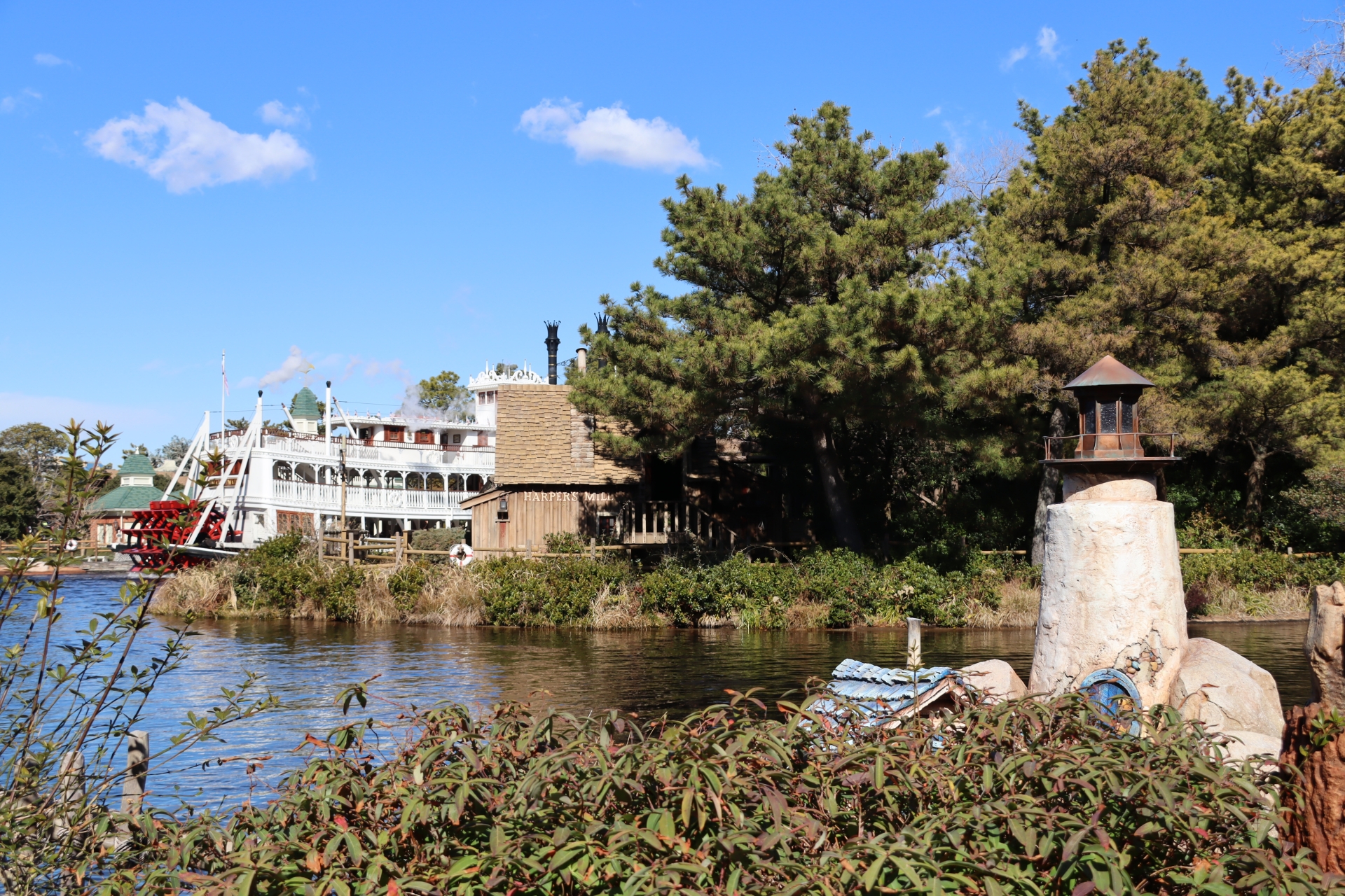 アメリカ河をゆったりと眺められる。タイミングによっては、「蒸気船マークトウェイン号」（写真奥。本物の蒸気船）が目の前の通過することも。