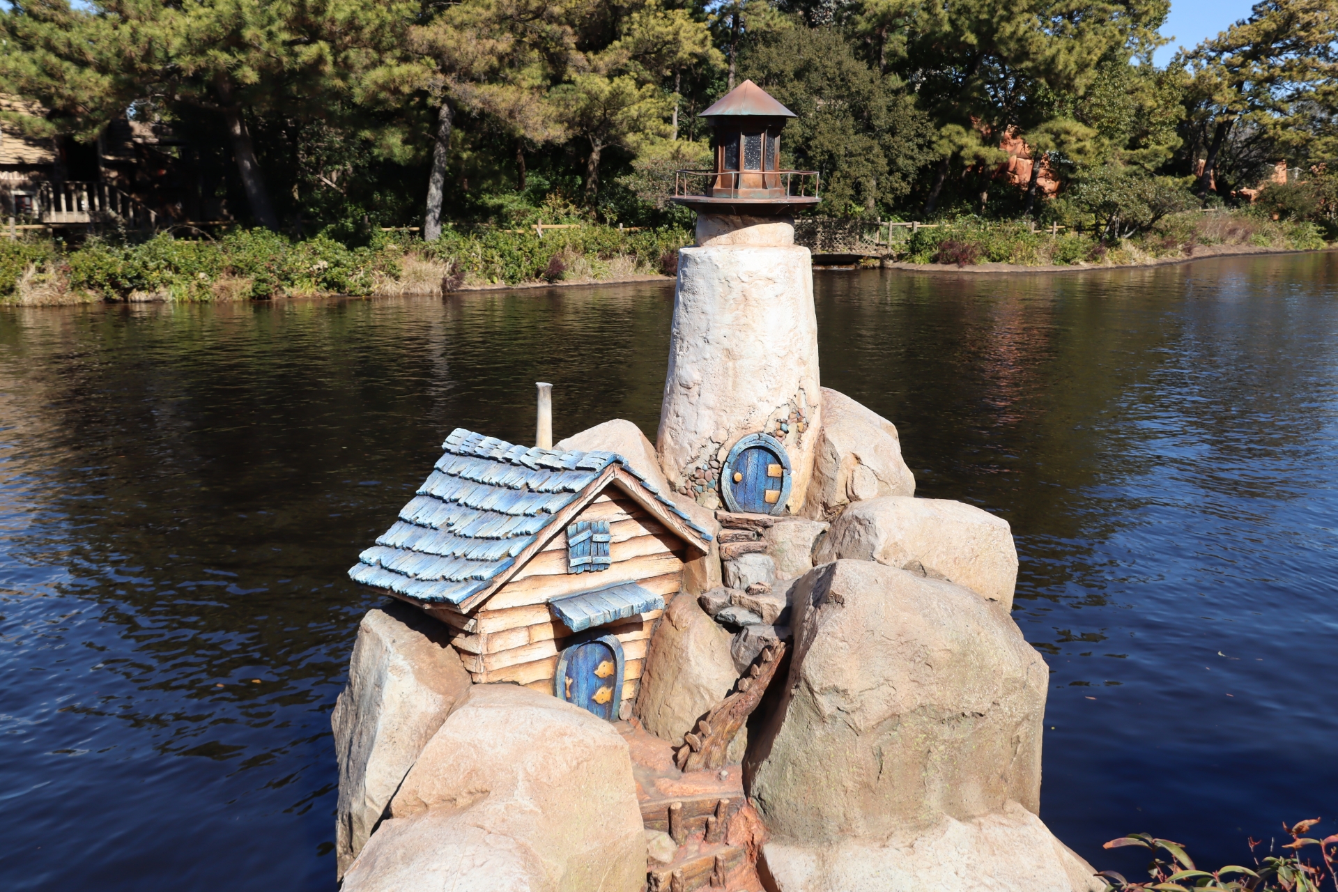 手前に見えるのは灯台。クリッター用なのでミニチュアサイズであり、これがまたとてもかわいらしい