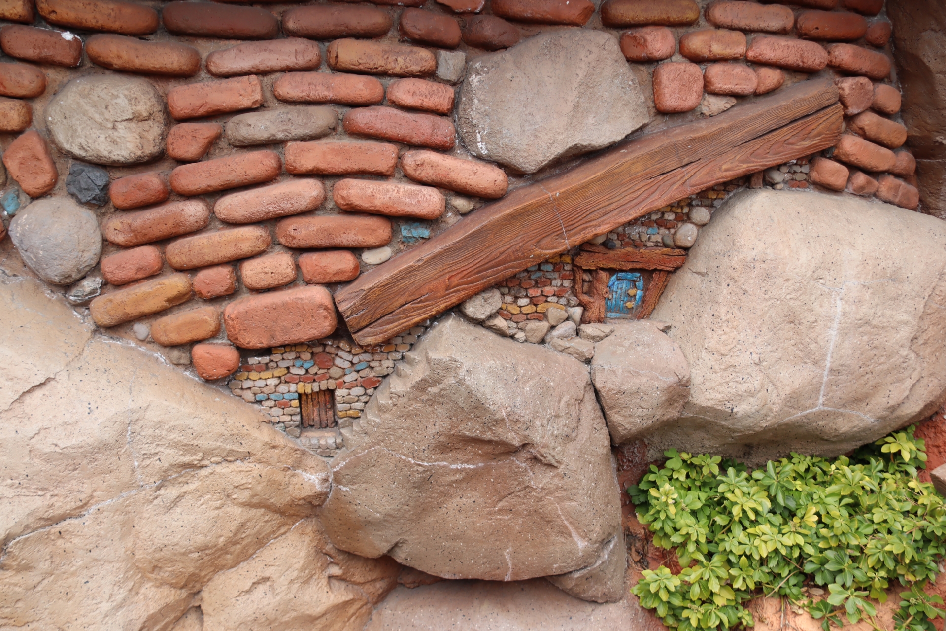 エリアを歩いていると、様々な「家」を見かける。形も大きさも様々で、どんな動物が暮らしているか、想像が掻き立てられる