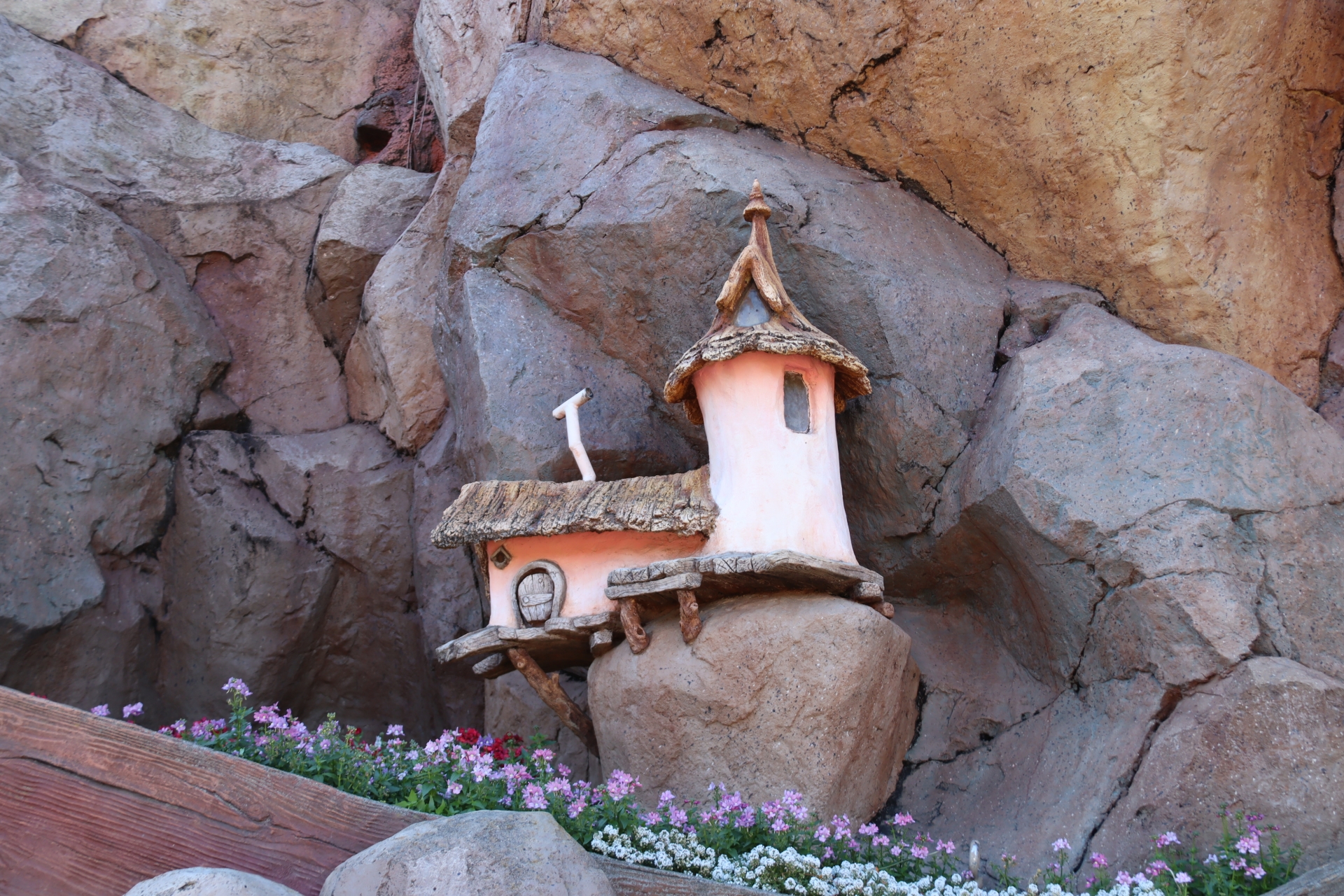 エリアを歩いていると、様々な「家」を見かける。形も大きさも様々で、どんな動物が暮らしているか、想像が掻き立てられる