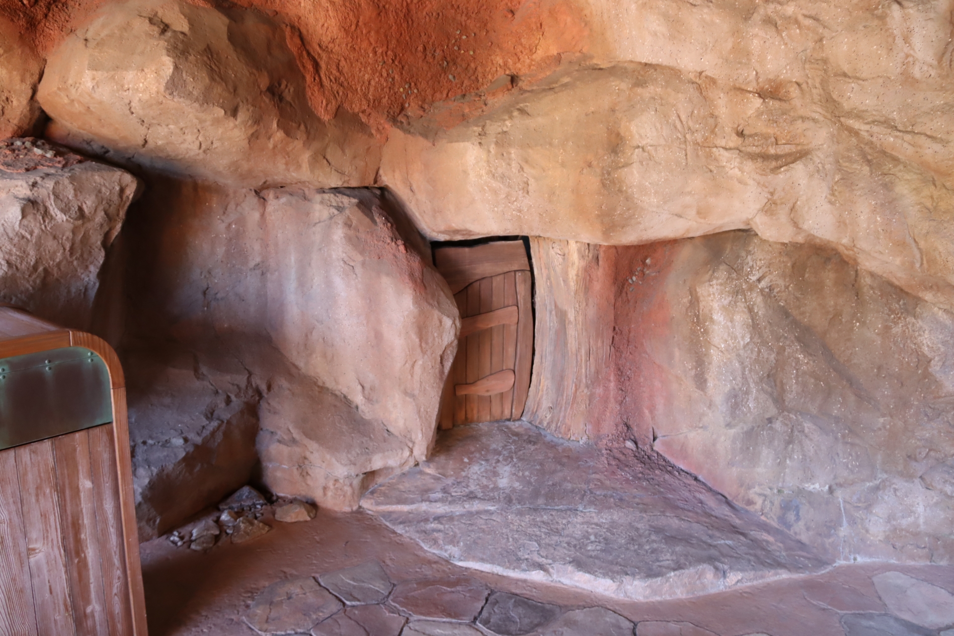 エリアを歩いていると、様々な「家」を見かける。形も大きさも様々で、どんな動物が暮らしているか、想像が掻き立てられる