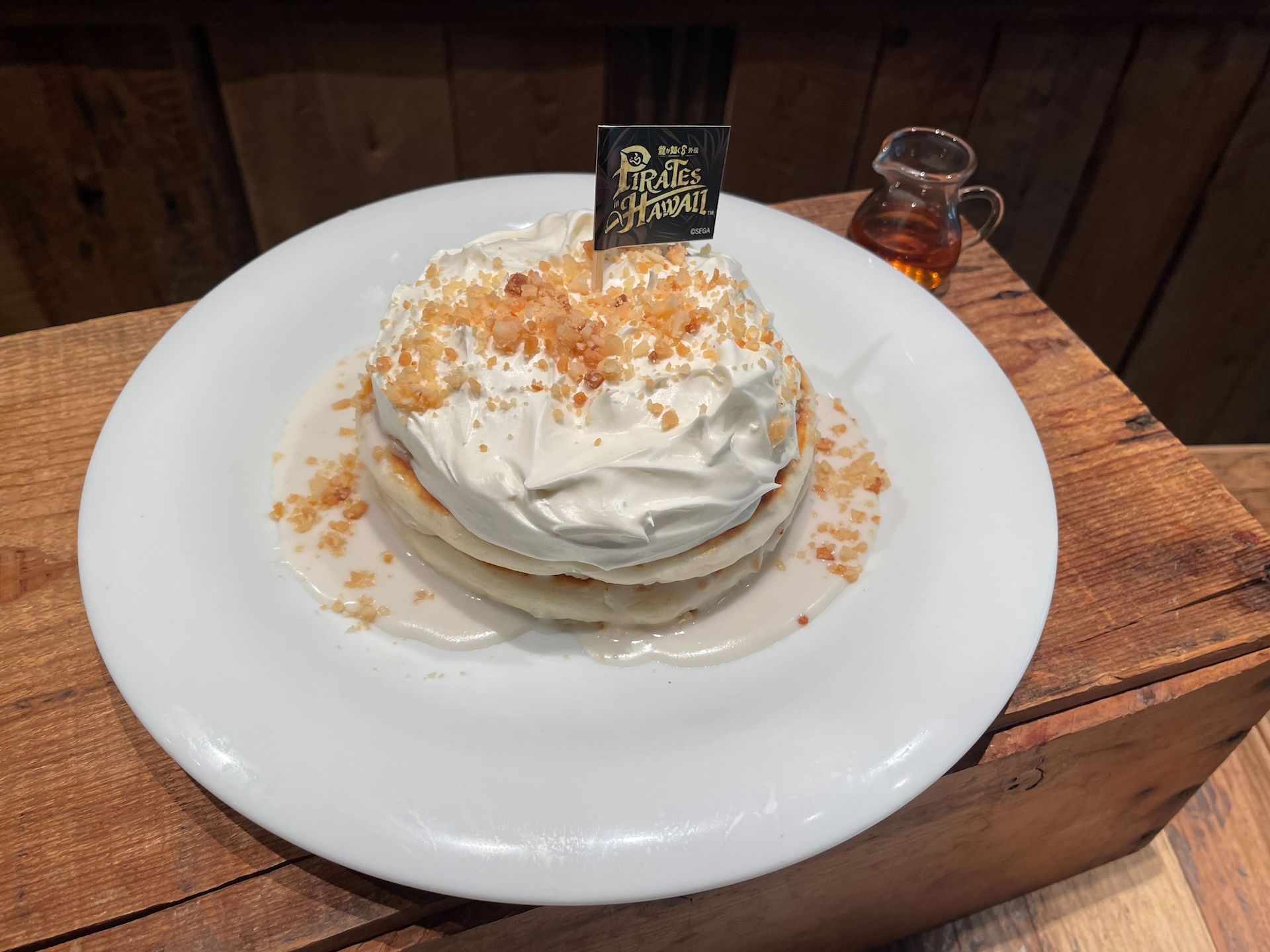 芳醇な甘さが口に広がる「マカデミア・ココナッツパンケーキ」。ライムの味変も○