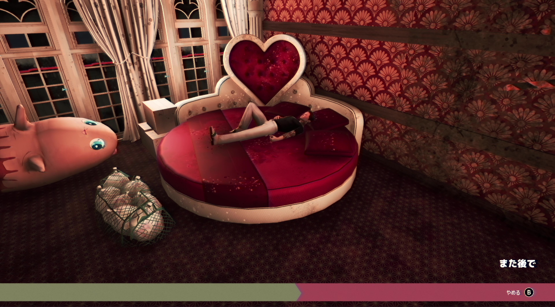 事務所は何故かラブホ。当たり前のように回転ベッドでくつろいでいる姿はかなりシュール