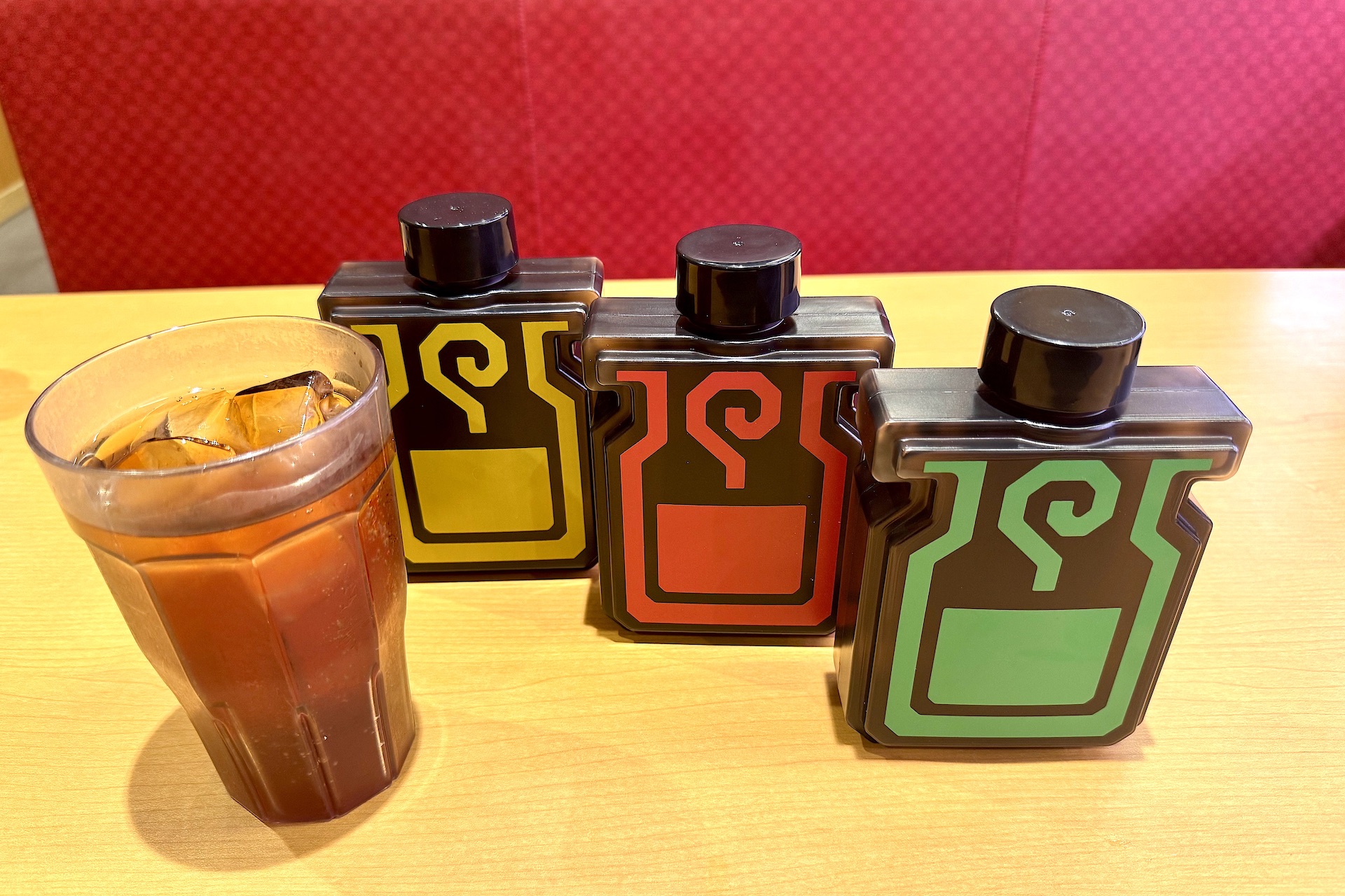 「モンハンコラボ限定回復薬風ボトル付き ソフトドリンク」価格：980円〜