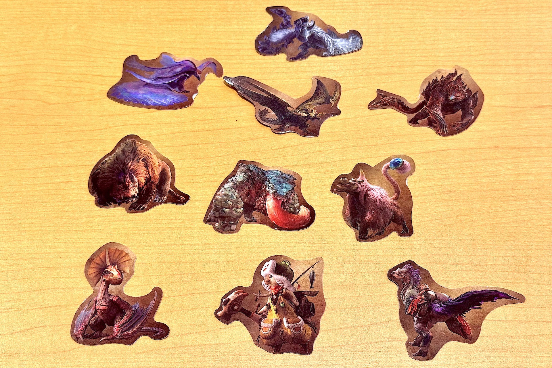 こちらのピックは「モンハンワイルズ」に登場するモンスターとアイルーたちオトモのイメージとなっている。全10種でランダム提供