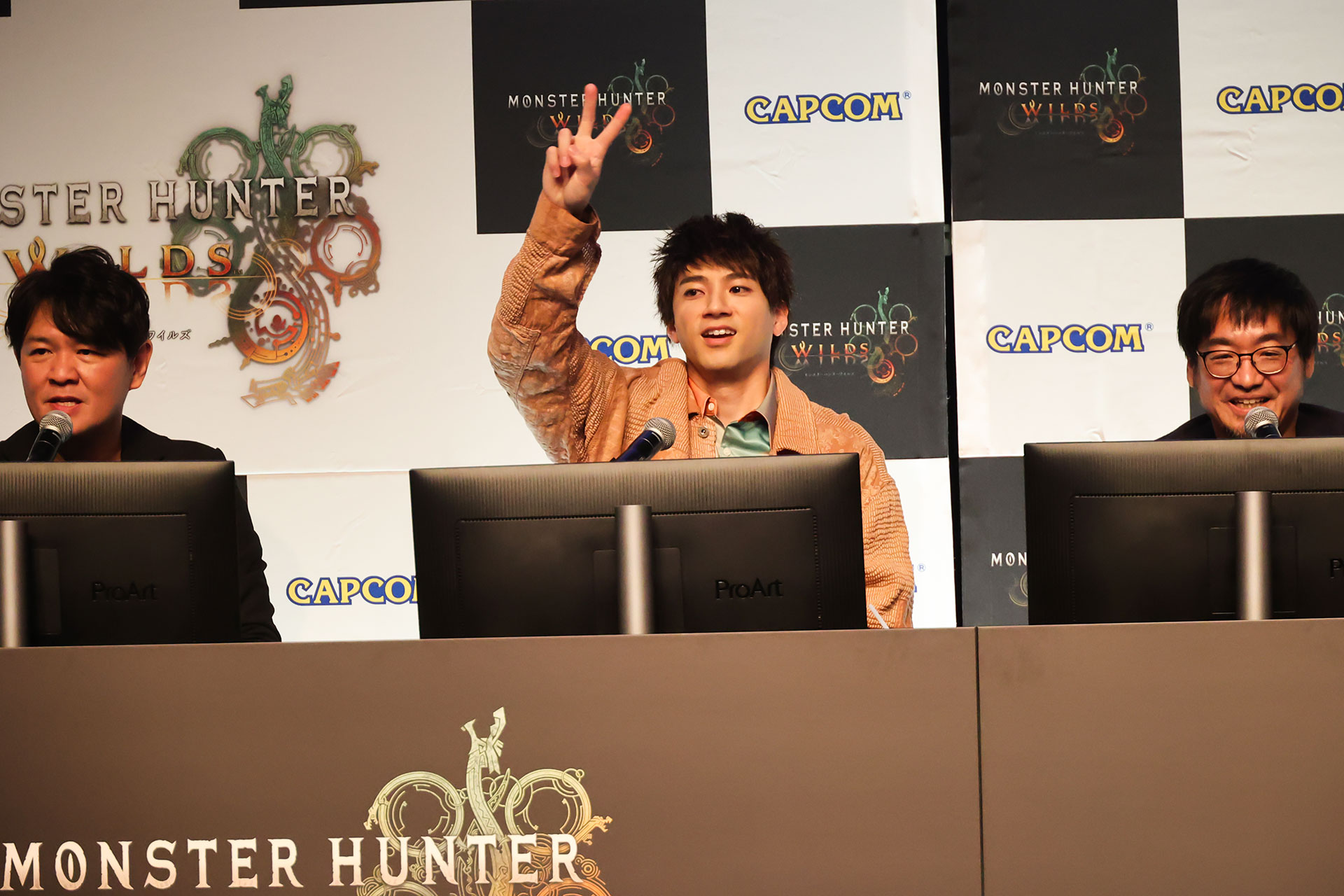 勝利後Vサインを決める山田さん