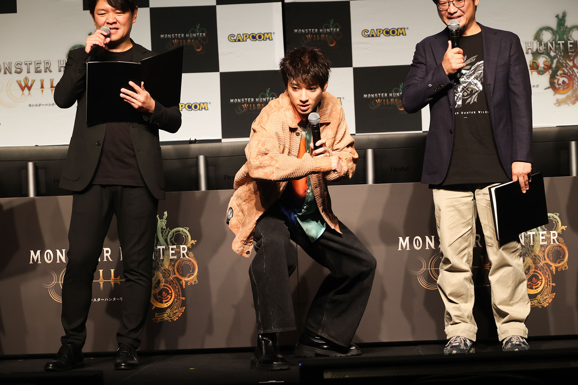 撮影シーンを再現する山田さん。双剣好きとしてただジャンプするだけでは納得できなかったため、CMの撮影で自ら回転を加えることを提案している