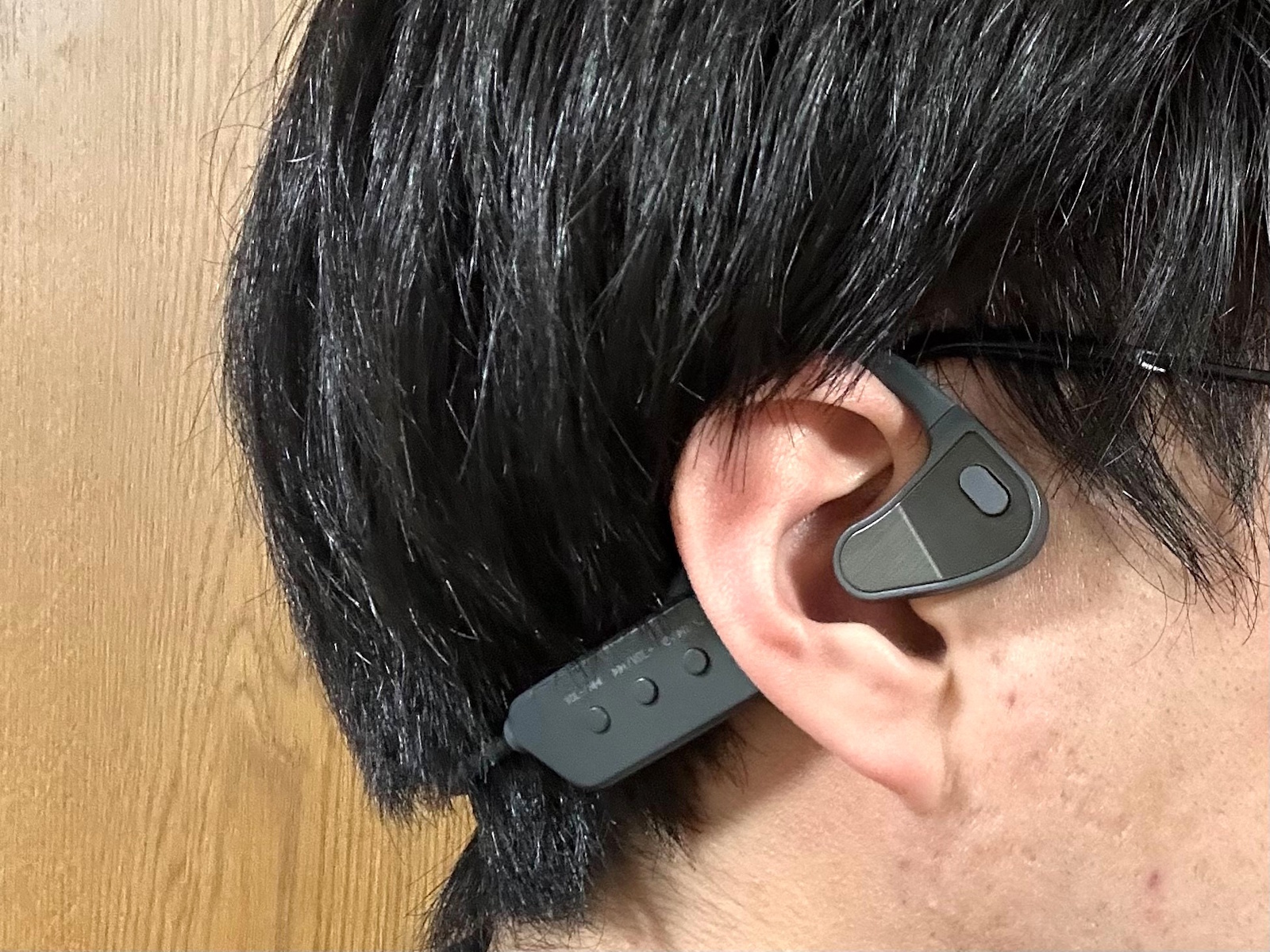 実際に装着した様子。耳を塞がないので、最初はどこから音が鳴っているのかわからなかった