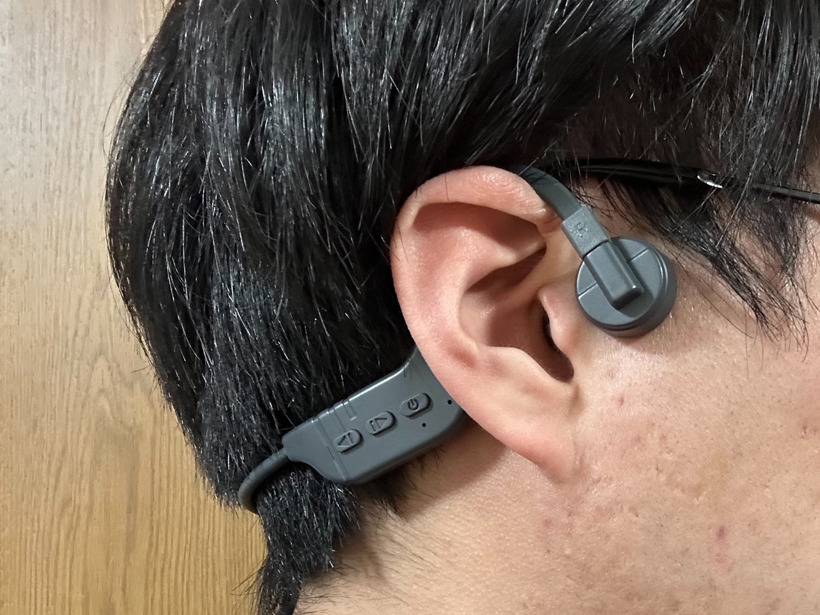 実際に装着した様子。骨伝導イヤホンとしては「ハイブリッド骨伝導オープンイヤー」より音質が劣るものの、IP68という防塵防水性能は魅力だ