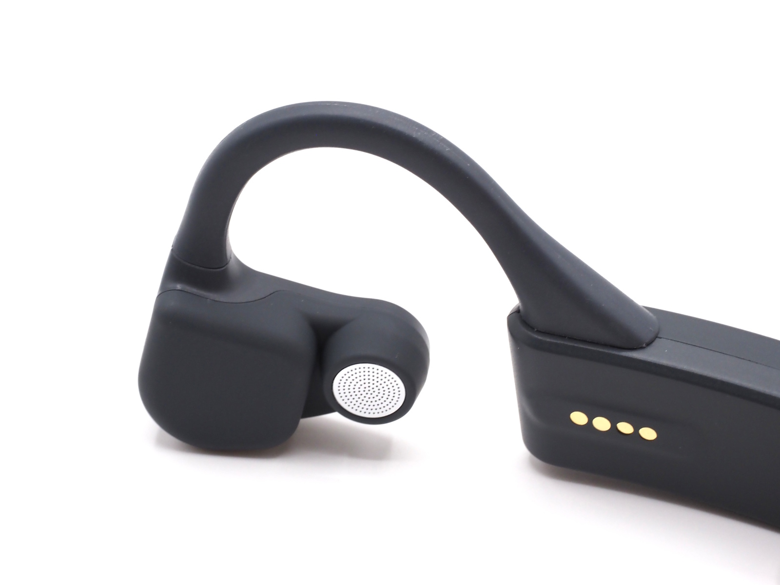 四角いブロックが骨伝導スピーカー、銀色のフィルターを備えるのが高音域補助スピーカー