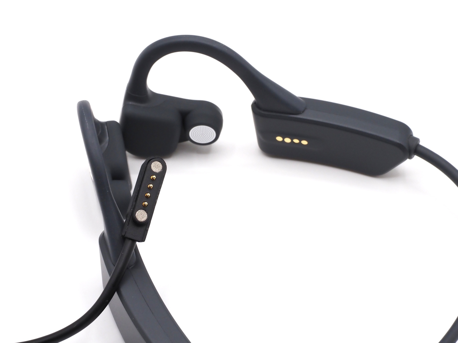 充電は専用のマグネット端子で行なう