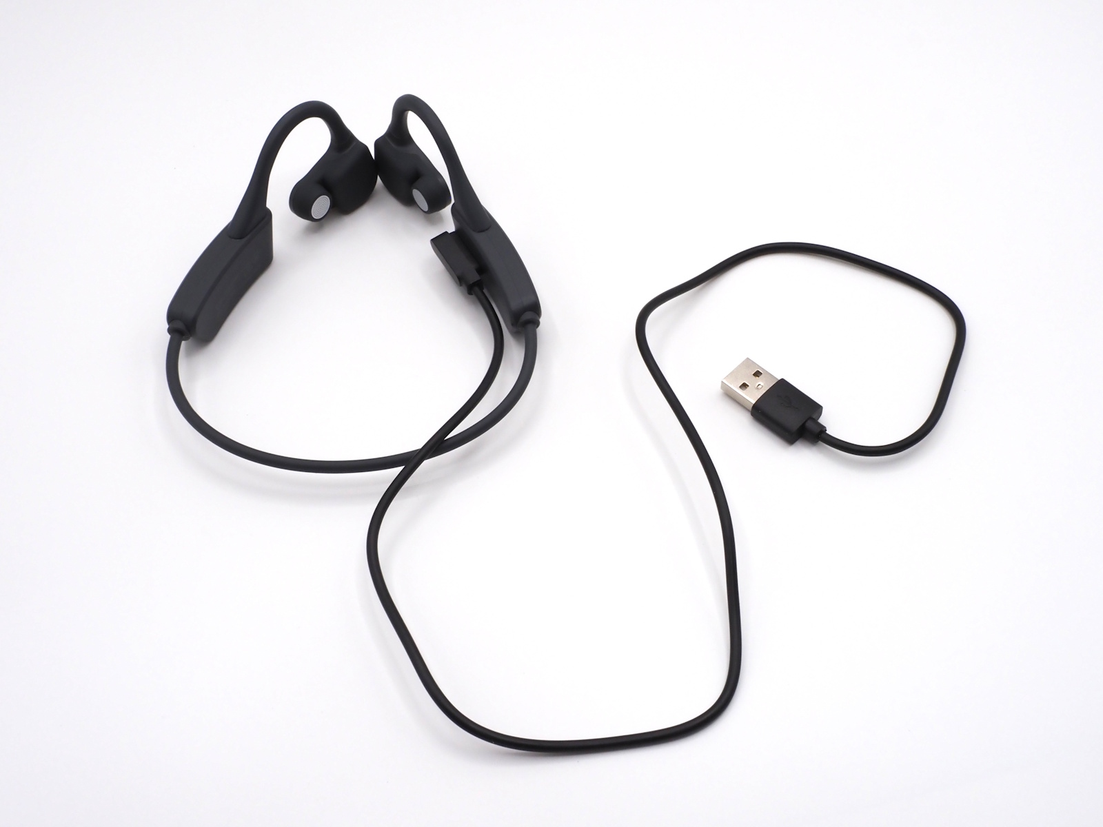 ケーブルは少し短め。できればUSB Type-Cで充電したかった