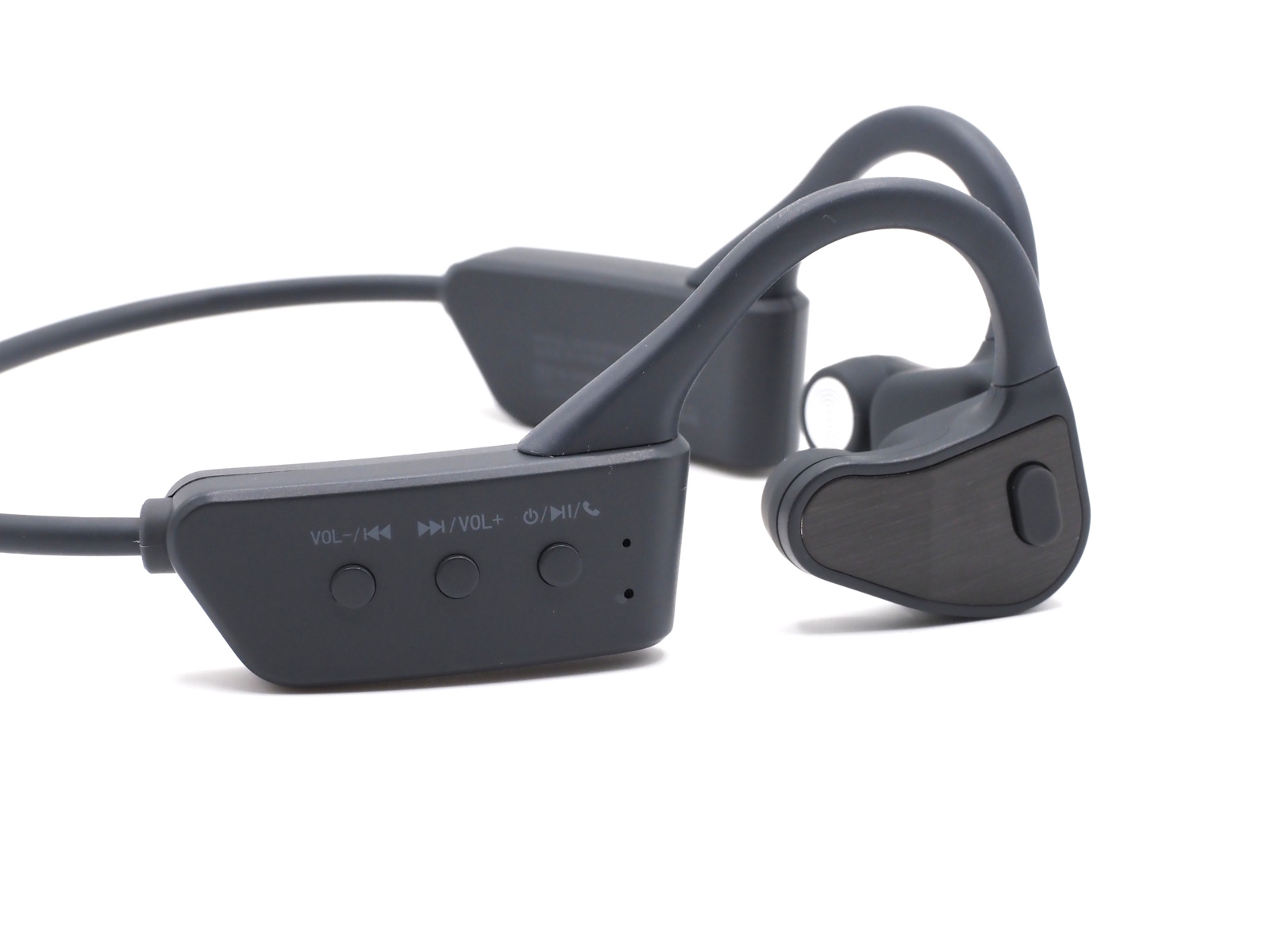 ボタンは右側に集約されている。ドライバー部分にモード切替ボタン、耳の後ろに来るボックス部分に電源ボタンや音量＋－ボタンがある