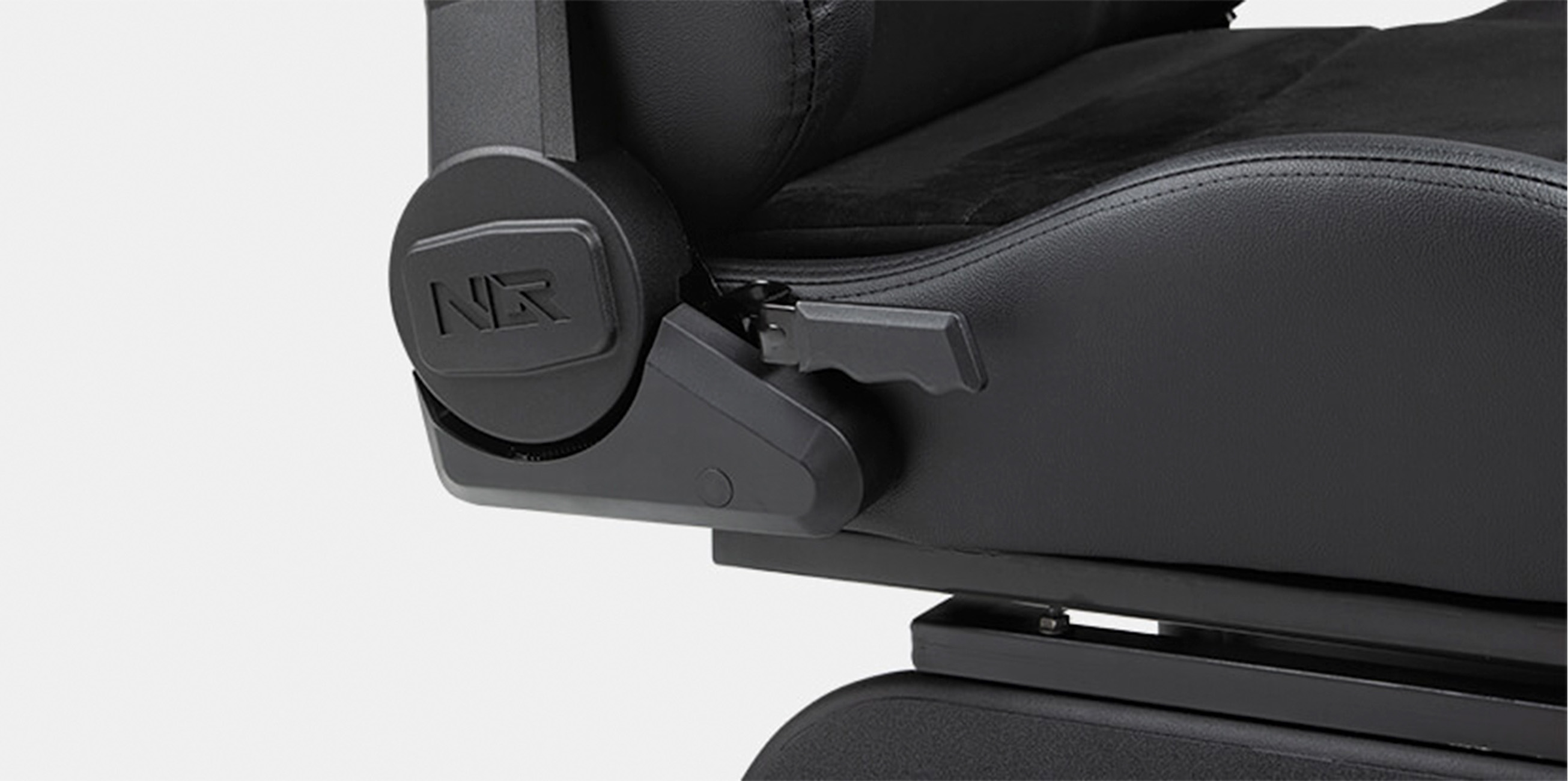 強化されたダブルリクライナーとダブルシートスライダーによる高い耐久性