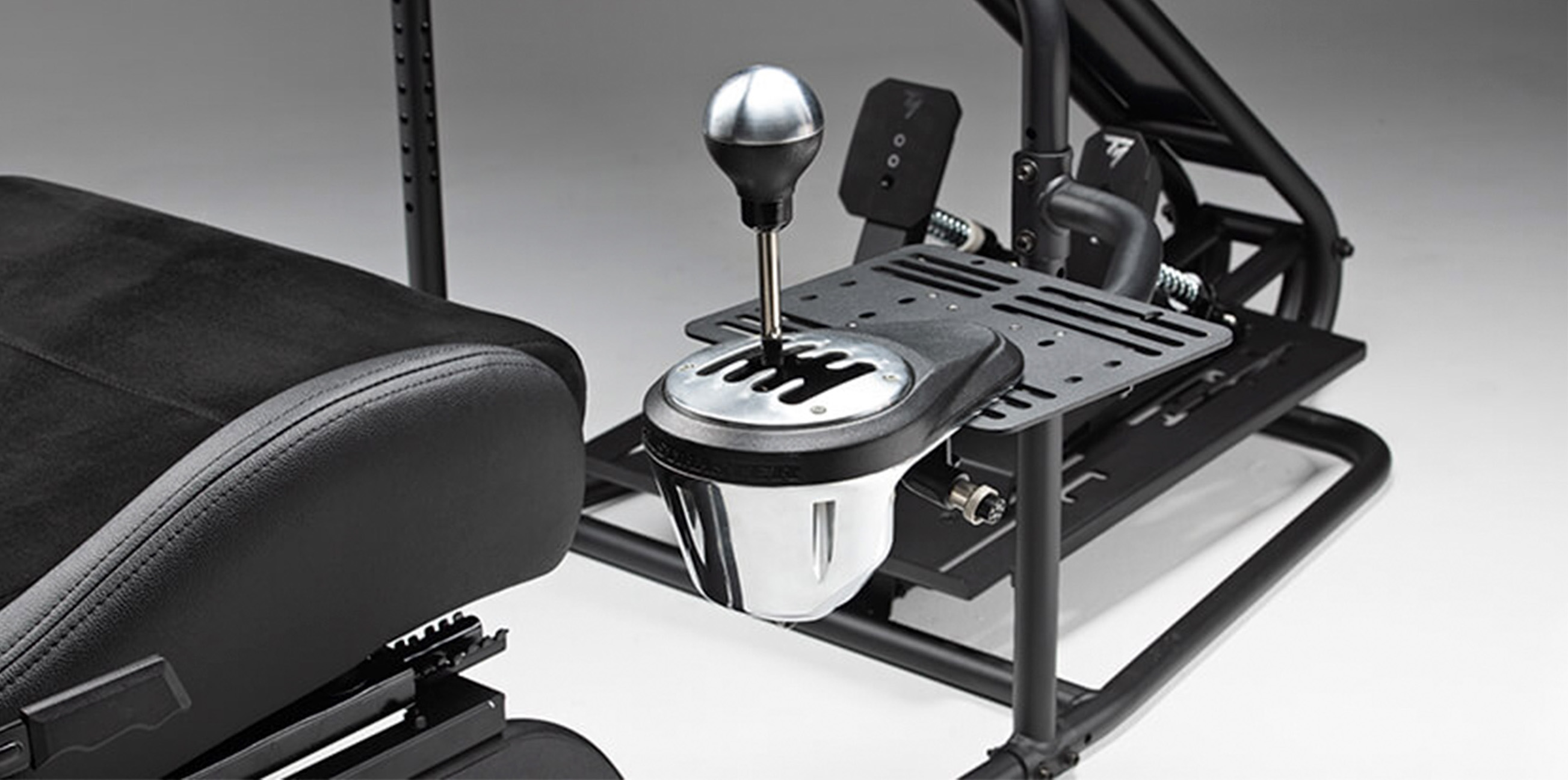 シフター/ハンドブレーキ対応マウントと ButtKicker取り付けポールを搭載