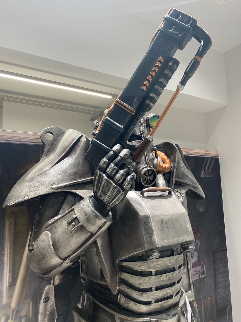 T-45パワーアーマーは非常に大きく今にも動き出しそうな迫力がある