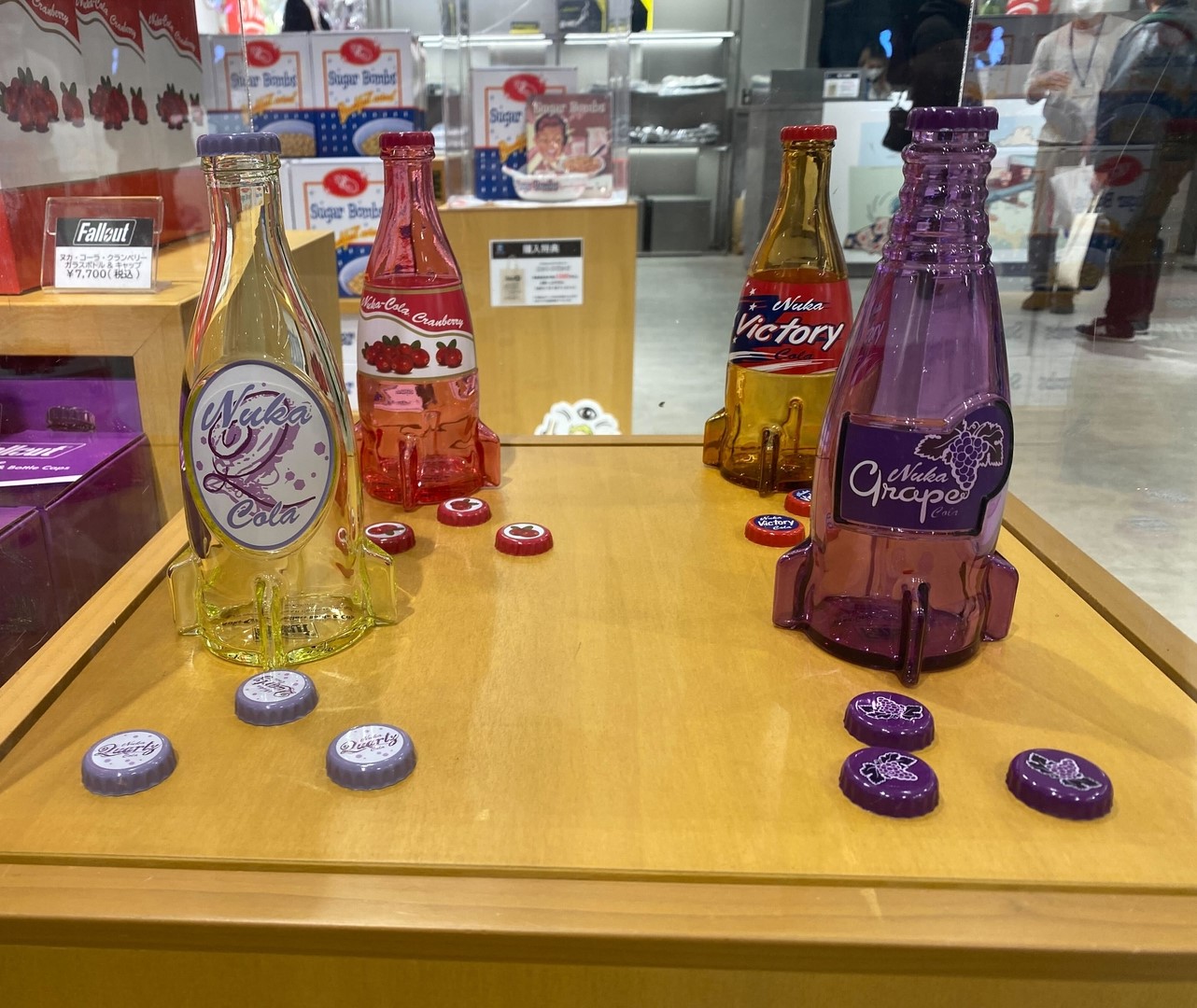 各種ヌカ・コーラを模したガラスボトル＆キャップ。コーラを入れて飲みたい