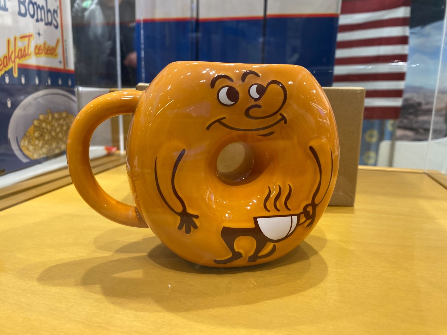 スローカムズ・ジョーのマグカップ。ドーナツとコーヒーが欲しくなる