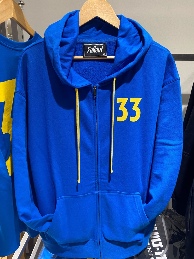 ドラマ版主人公・ルーシーの実家にいる気分を味わえそうな「プルオーバーパーカー（VAULT33）」