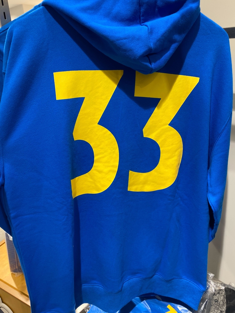 ドラマ版主人公・ルーシーの実家にいる気分を味わえそうな「プルオーバーパーカー（VAULT33）」