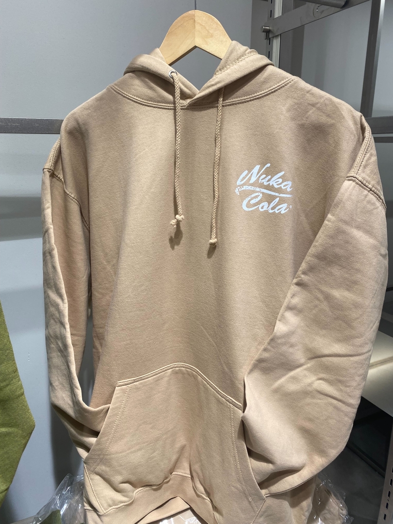 ヌカ・ワールドに売っていそうなヌカ・ガールデザインの「プルオーバーパーカー（NUKA GIRL）」