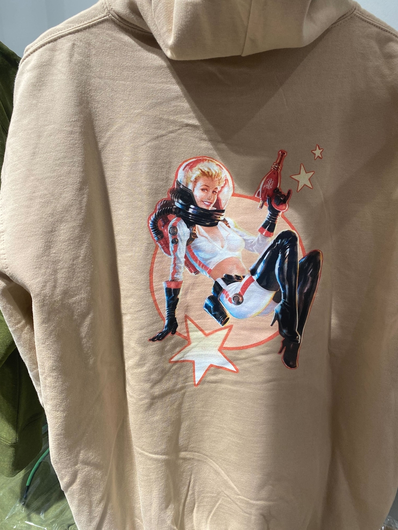 ヌカ・ワールドに売っていそうなヌカ・ガールデザインの「プルオーバーパーカー（NUKA GIRL）」