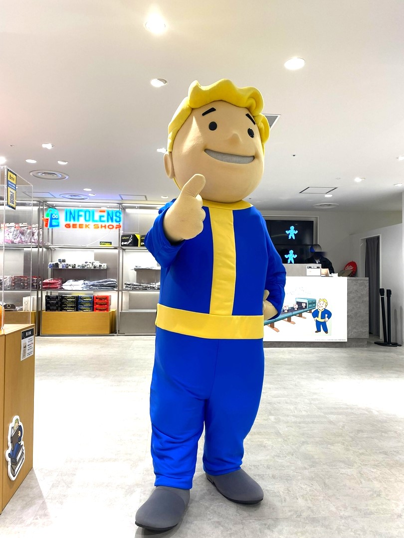 ボルトボーイスタチューと身長185cmの筆者との比較画像。かなり大きい