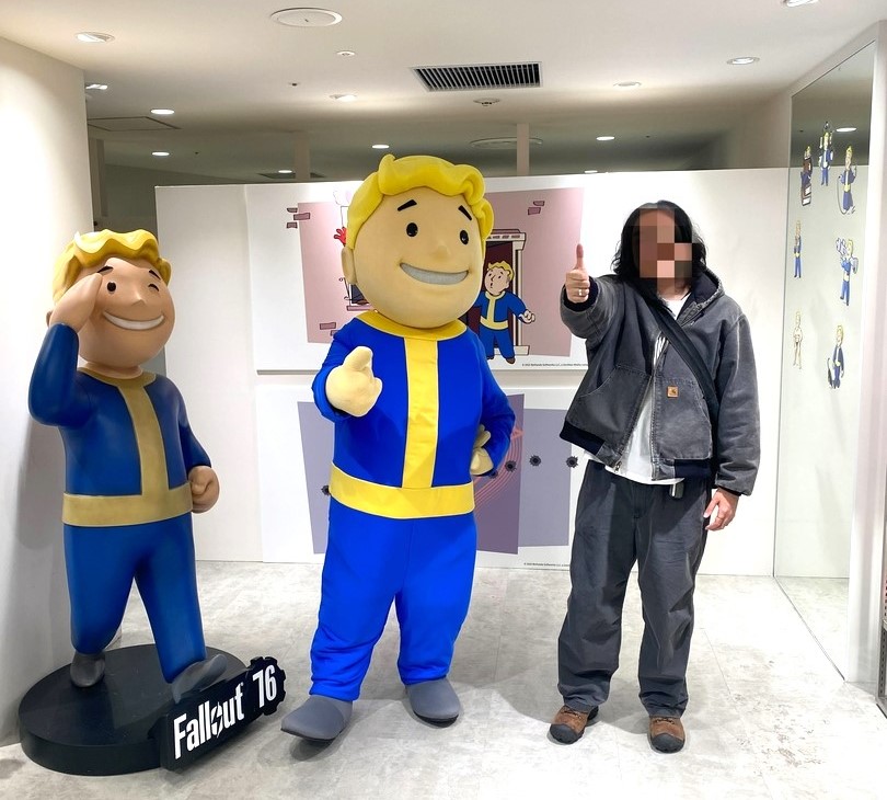 ボルトボーイスタチューと身長185cmの筆者との比較画像。かなり大きい