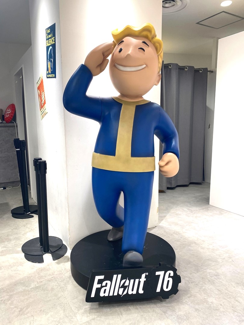 ボルトボーイのポーズは2種類。お馴染みのサムズアップポーズもある