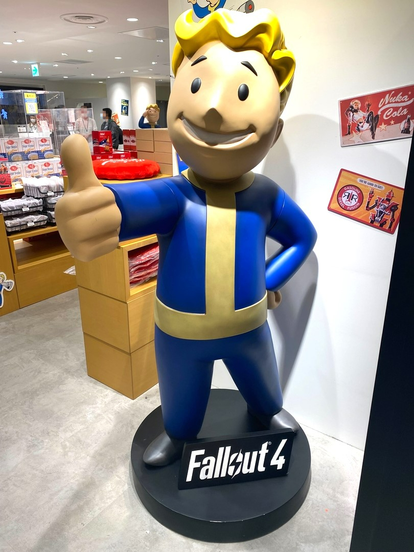 ボルトボーイのポーズは2種類。お馴染みのサムズアップポーズもある