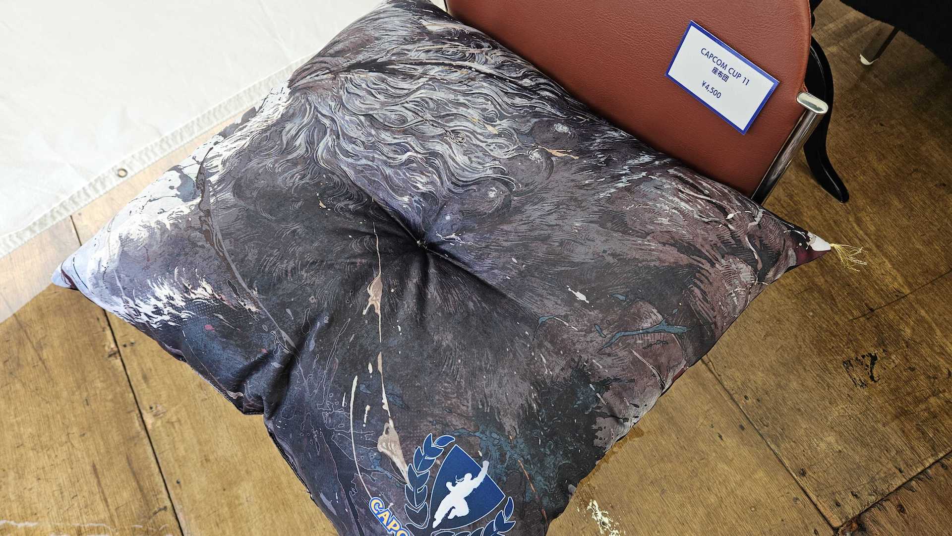 カプコンカップグッズがズラリ