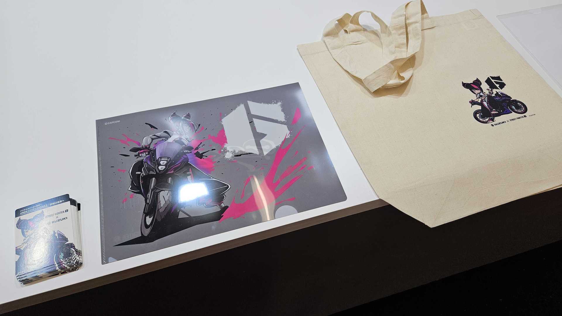 デジタルステッカーを受け取ると、ジュリとコラボバイクがデザインされたトートバックとクリアファイルがプレゼントされる（数量限定）