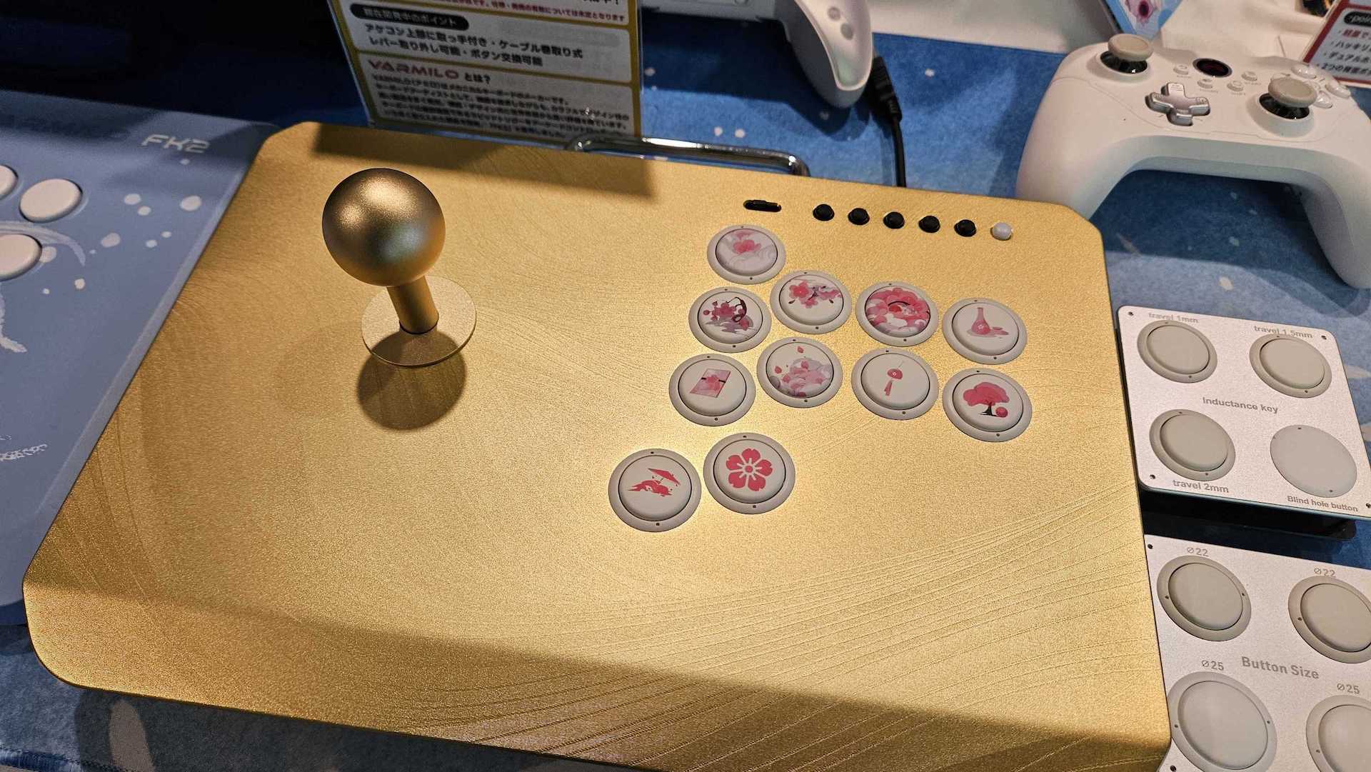 開発中のアケコン。レバー部分を簡単に取り外しできる