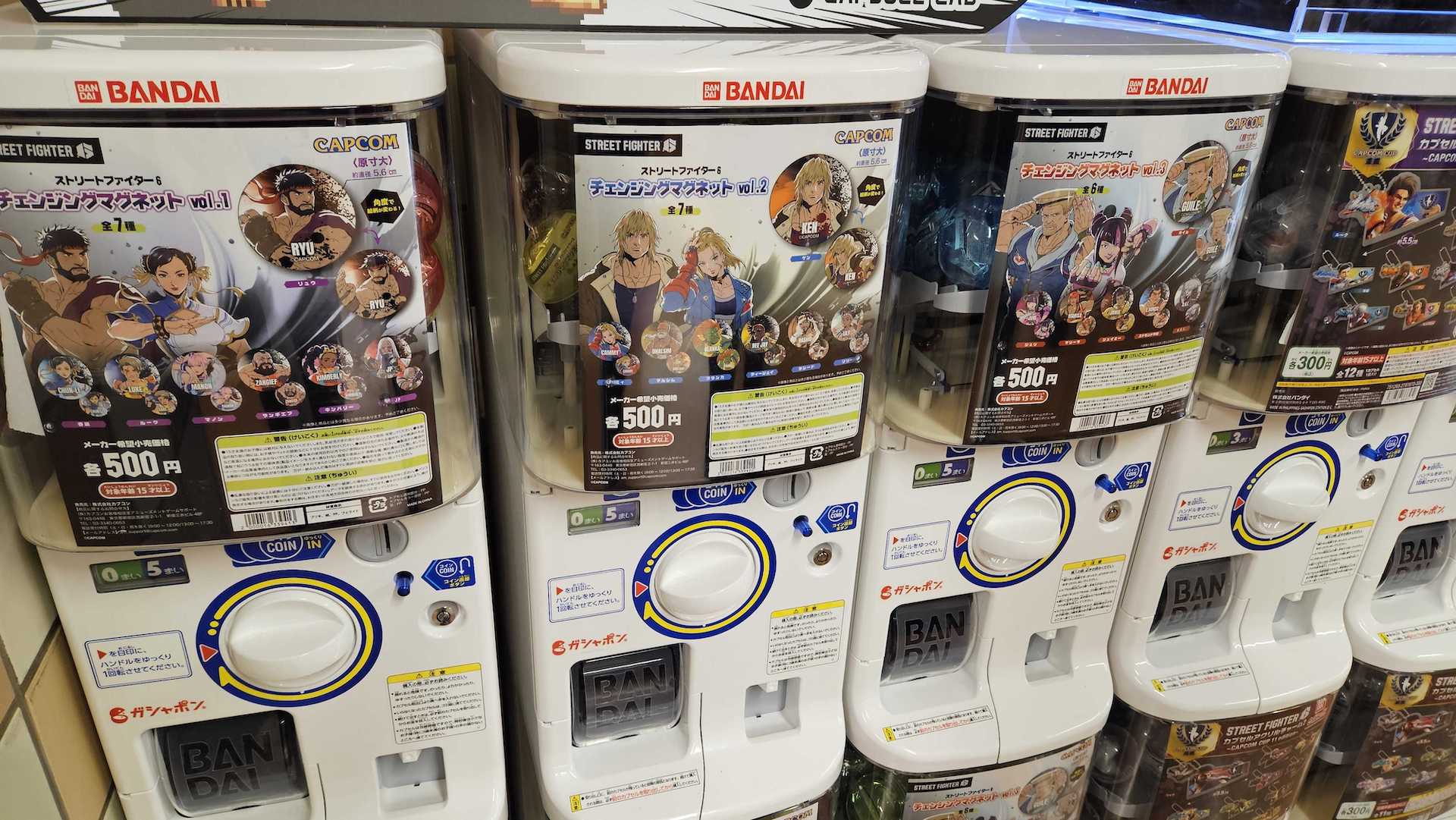 カプセルトイとしては3月中旬より順次発売予定の　「ストリートファイター6 ブランカちゃん ラバーマスコットキーホルダー」も